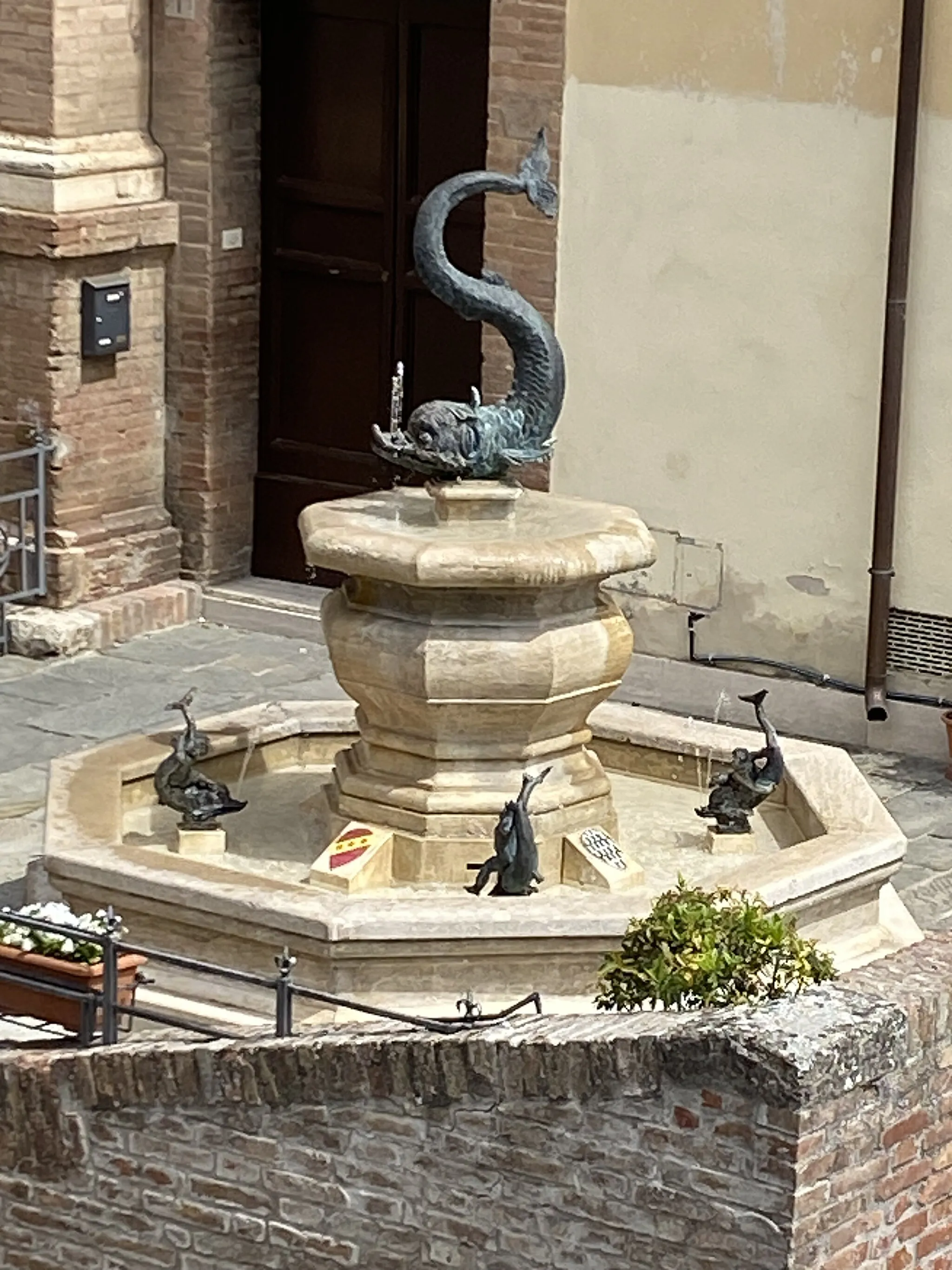 Photo showing: Fountain representing a dolphin, the totem animal of the Onda neighbourhood (contrada) in the City of Siena.