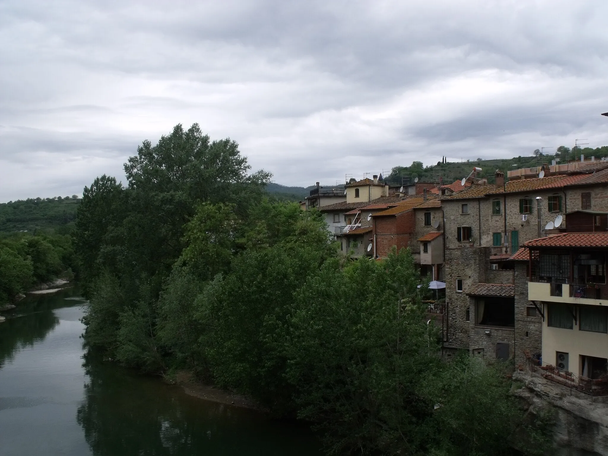 Photo showing: Capolona and the Arno River, Casentino, Province of Arezzo, Tuscany, Italy