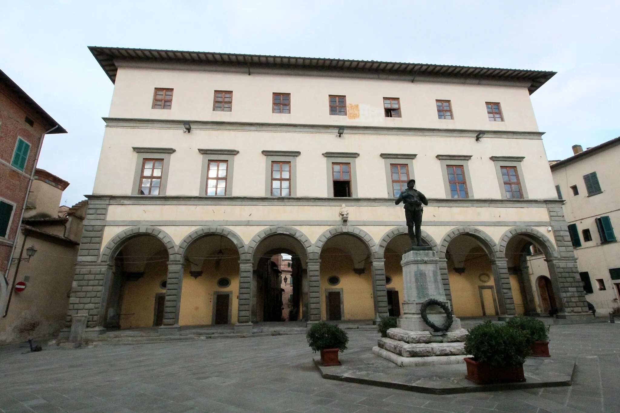 Photo showing: Palazzo Granducale, Piazza Camillo Benso Conte di Cavour, city center of, Foiano della Chiana, Province of Arezzo, Tuscany, Italy