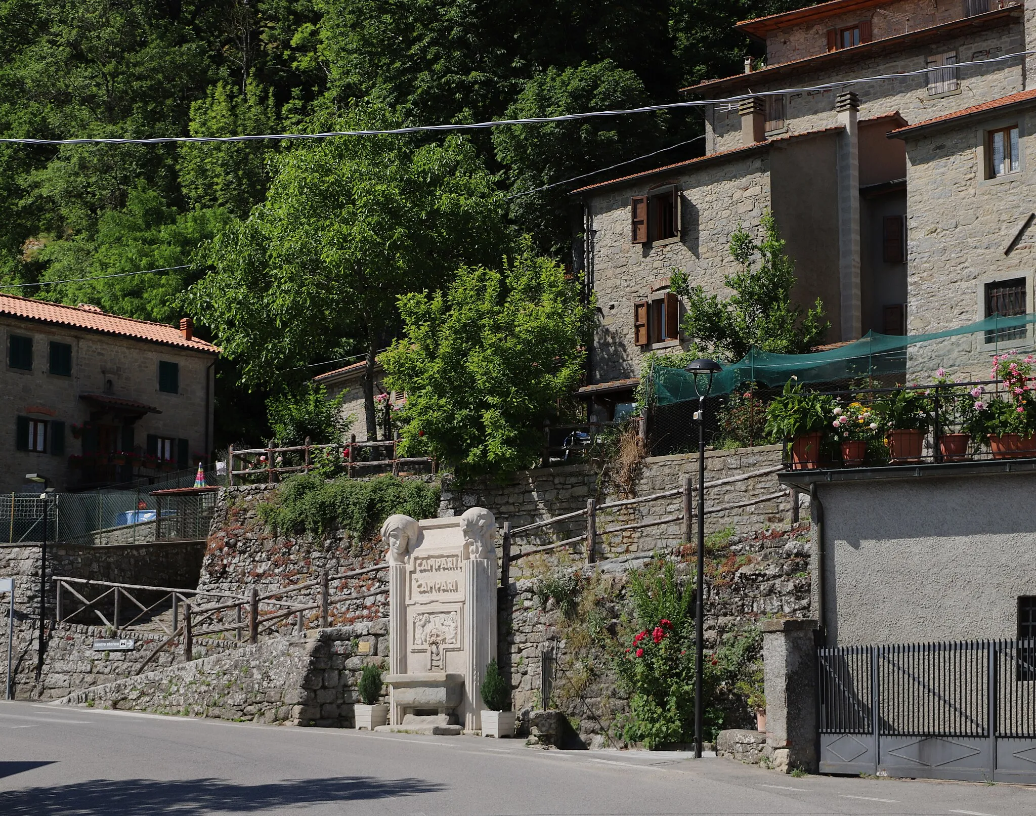 Photo showing: Fontana Campari (Chiusi della Verna)