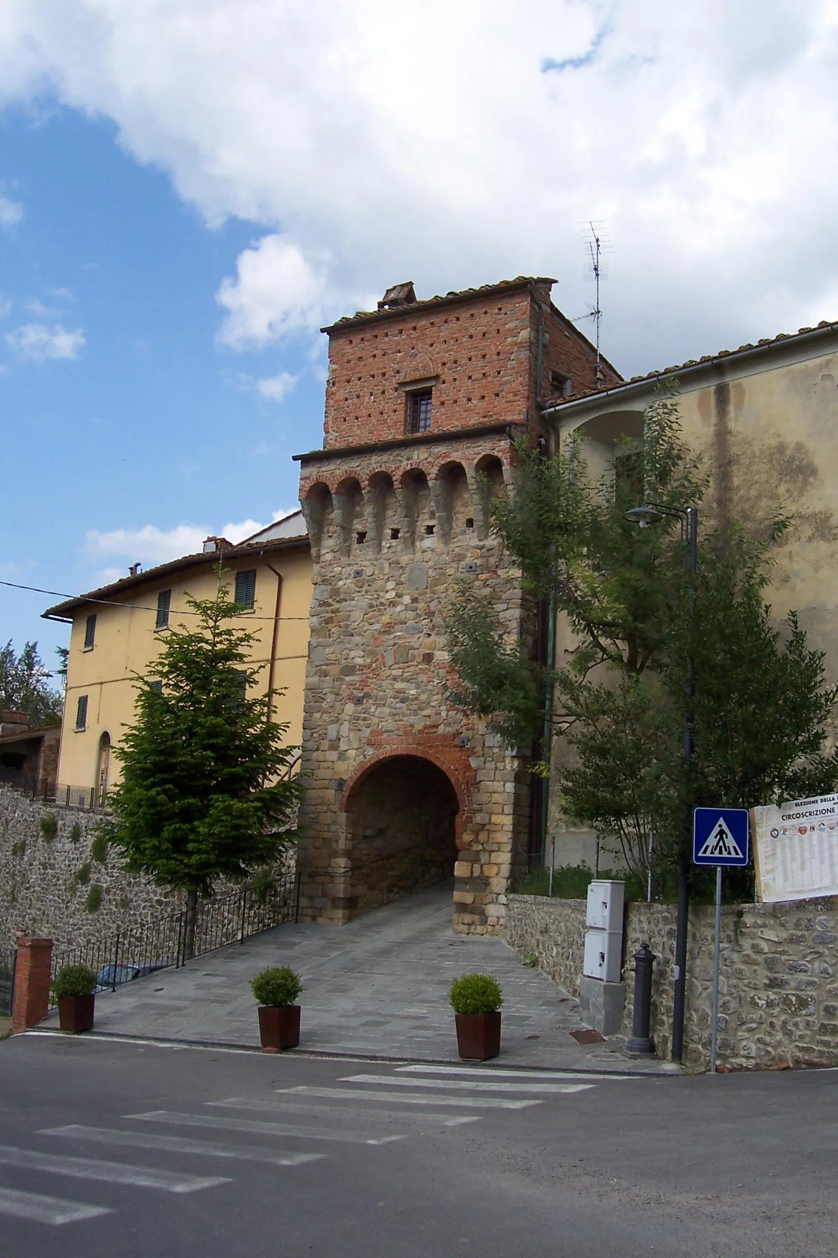 Photo showing: The former main tower of Caposelvi castle, now a house