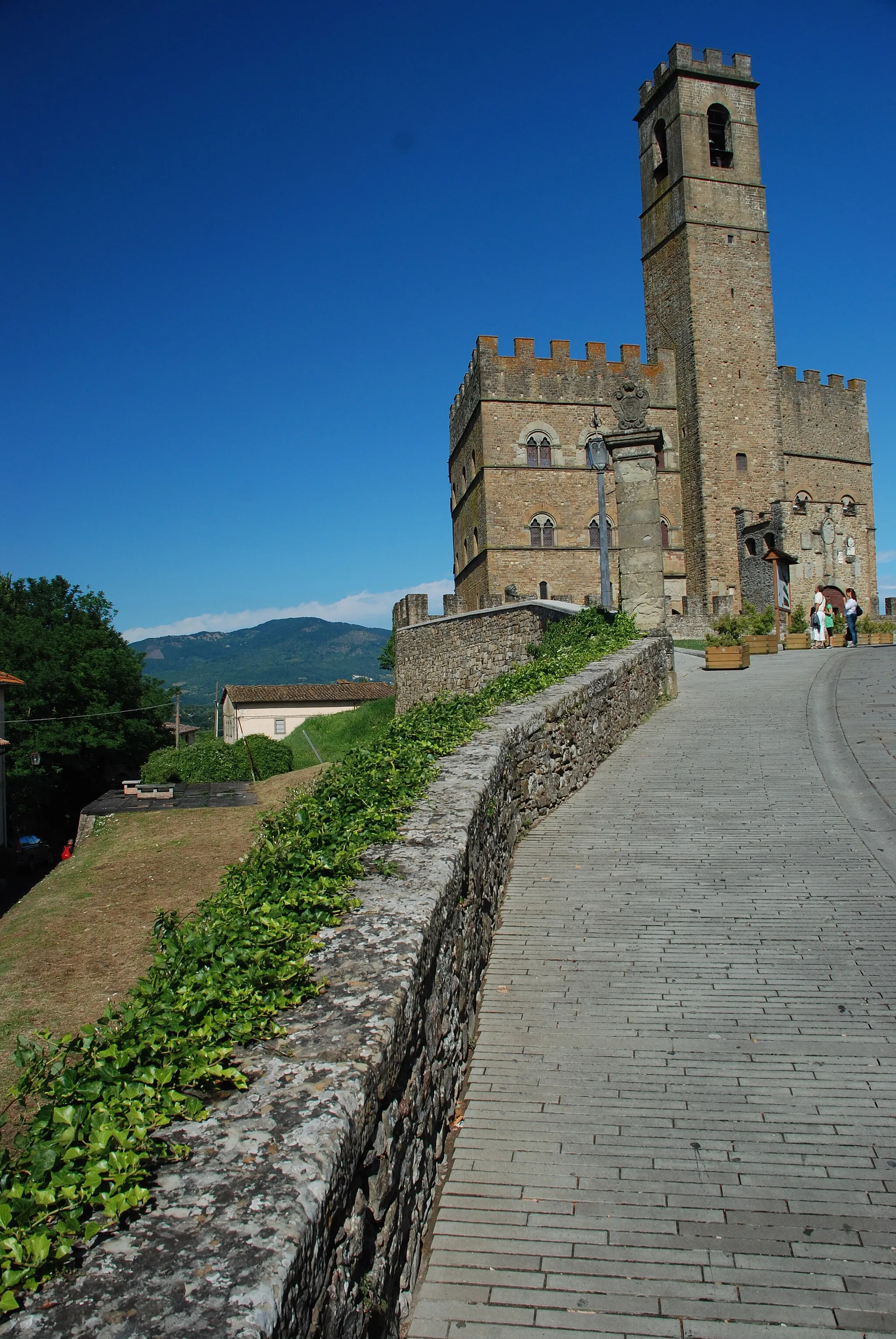 Photo showing: Poppi Castle, Tuscany, Italy
