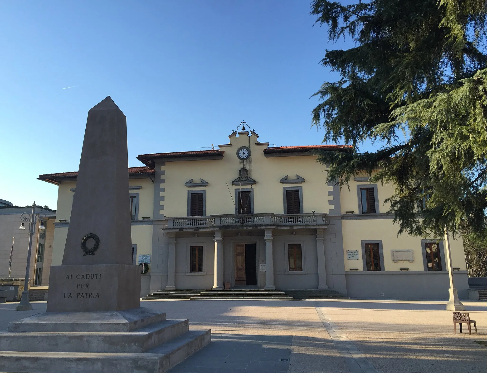 Photo showing: piazza v.veneto e palazzo comunale