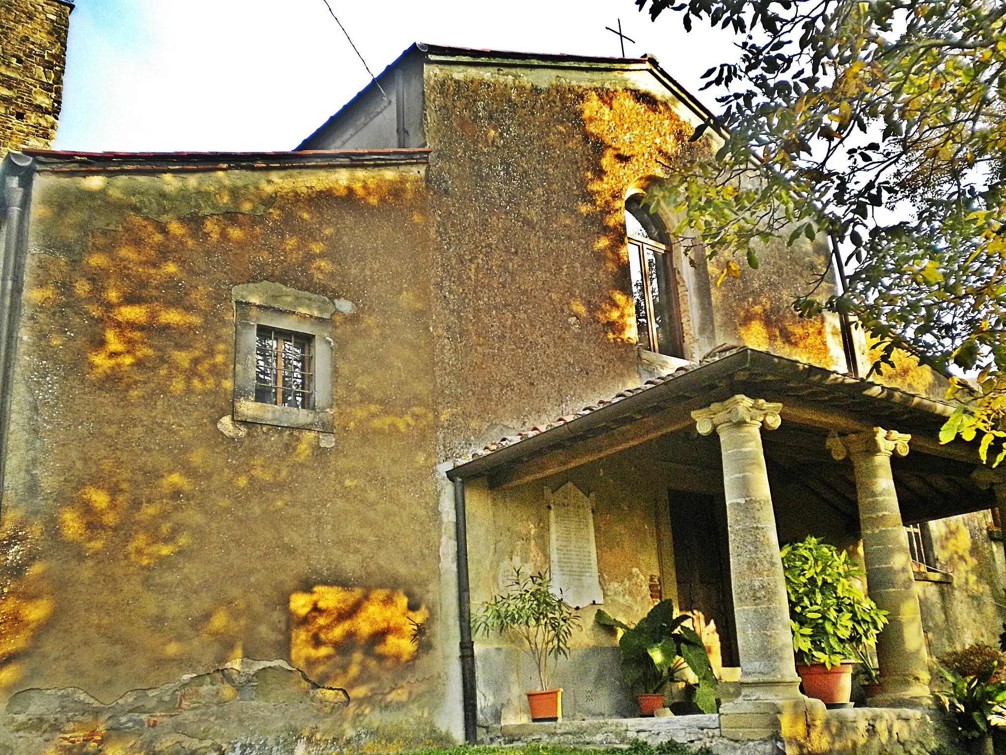 Photo showing: facade