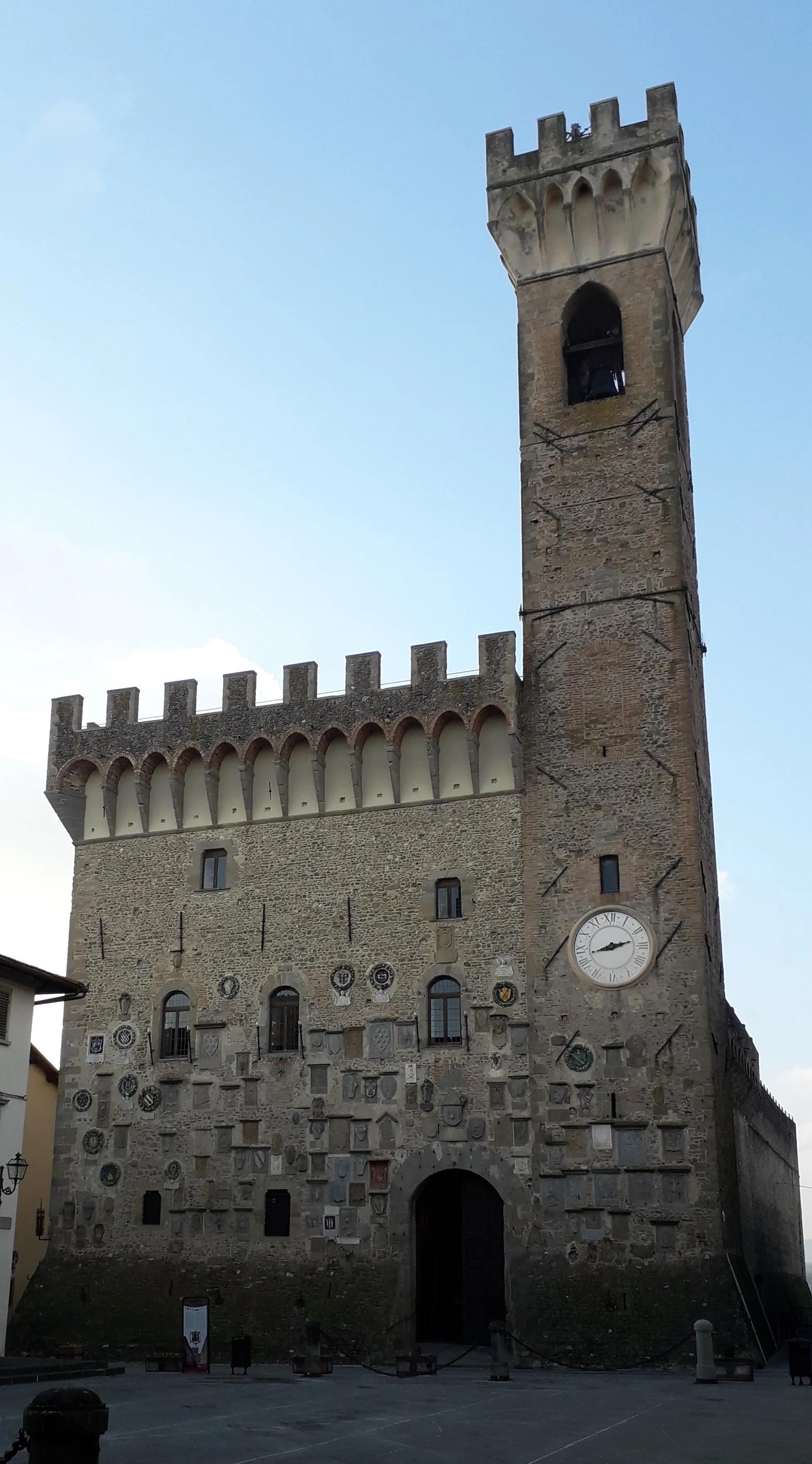 Photo showing: Ingresso del Palazzo dei Vicari e Museo dei Ferri Taglienti