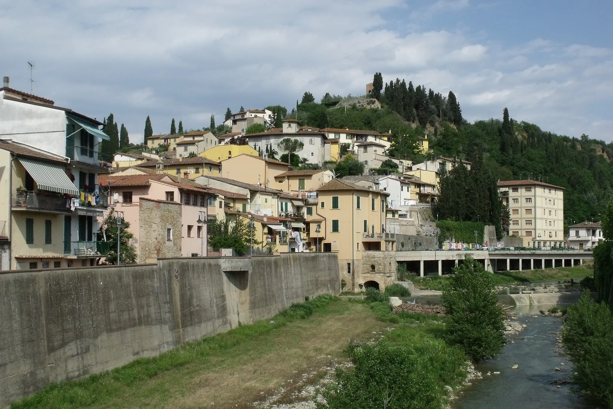 Photo showing: Pesa river and Montelupo Fiorentino in the Province of Florence, Tuscany, Italy