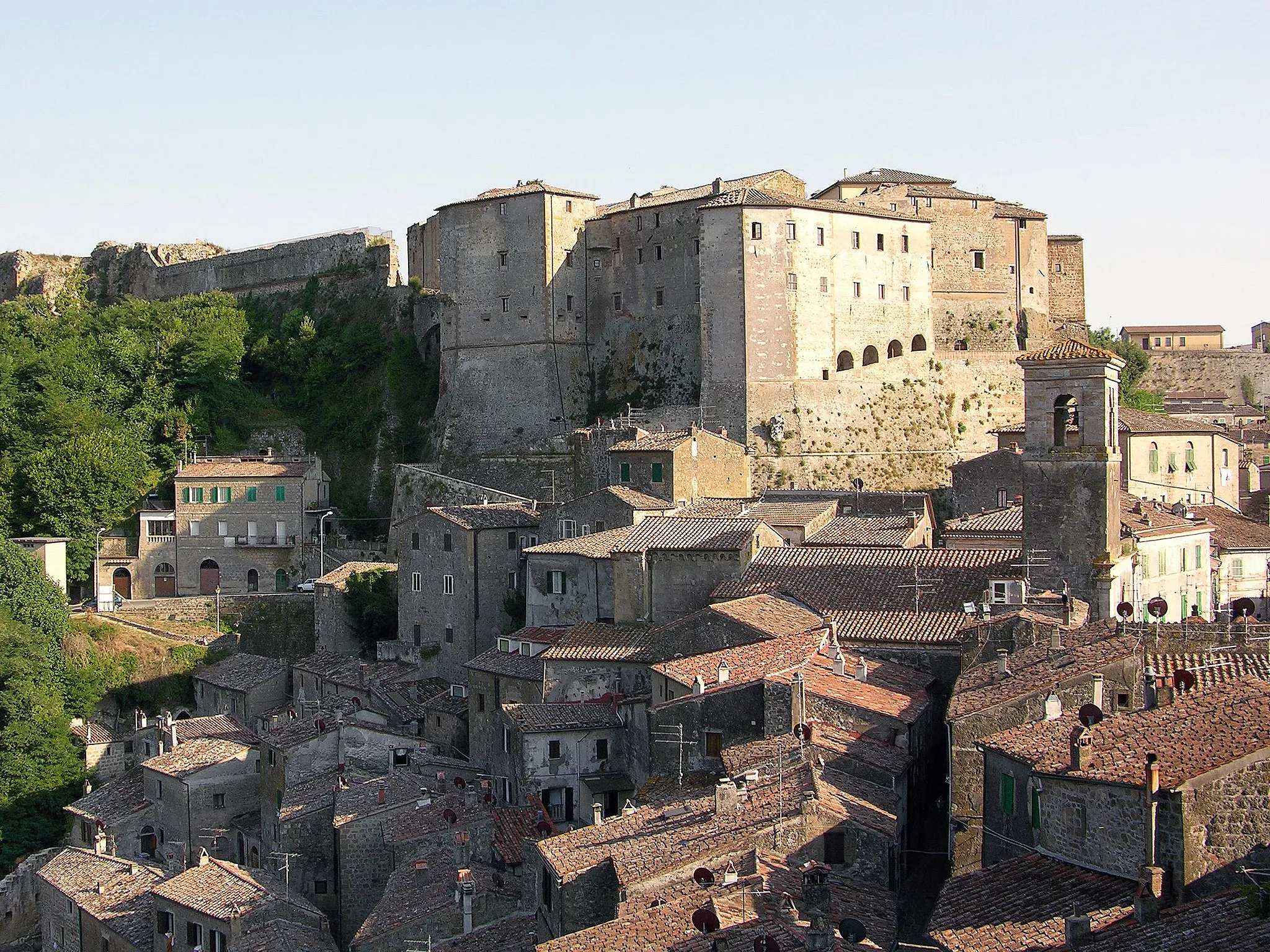 Photo showing: Scorcio di Sorano, sullo sfondo la Fortezza Orsini.
