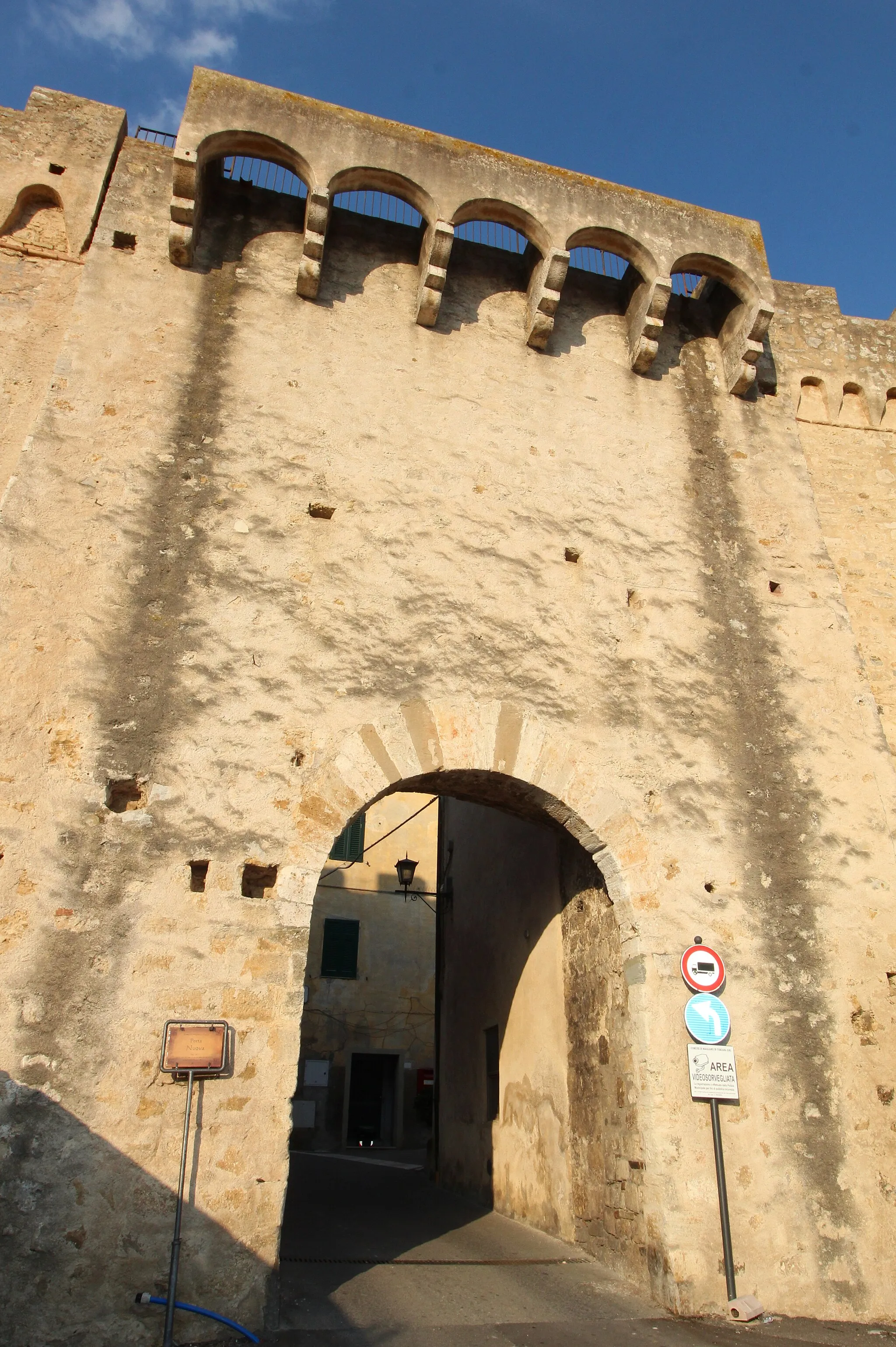 Photo showing: city gate Porta Nuova, Magliano in Toscana, Province of Grosseto, Tuscany, Italy