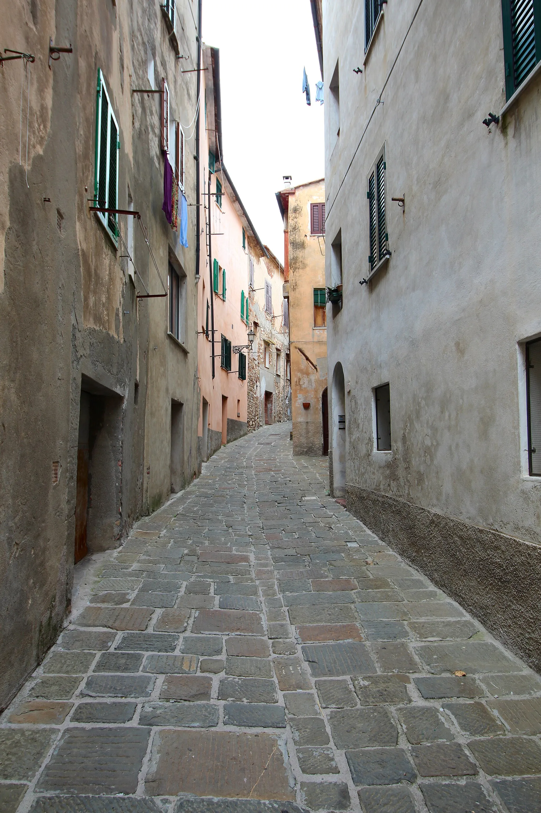 Photo showing: Via Farini, town center of Monterotondo Marittimo, Province of Grosseto, Tuscany, Italy