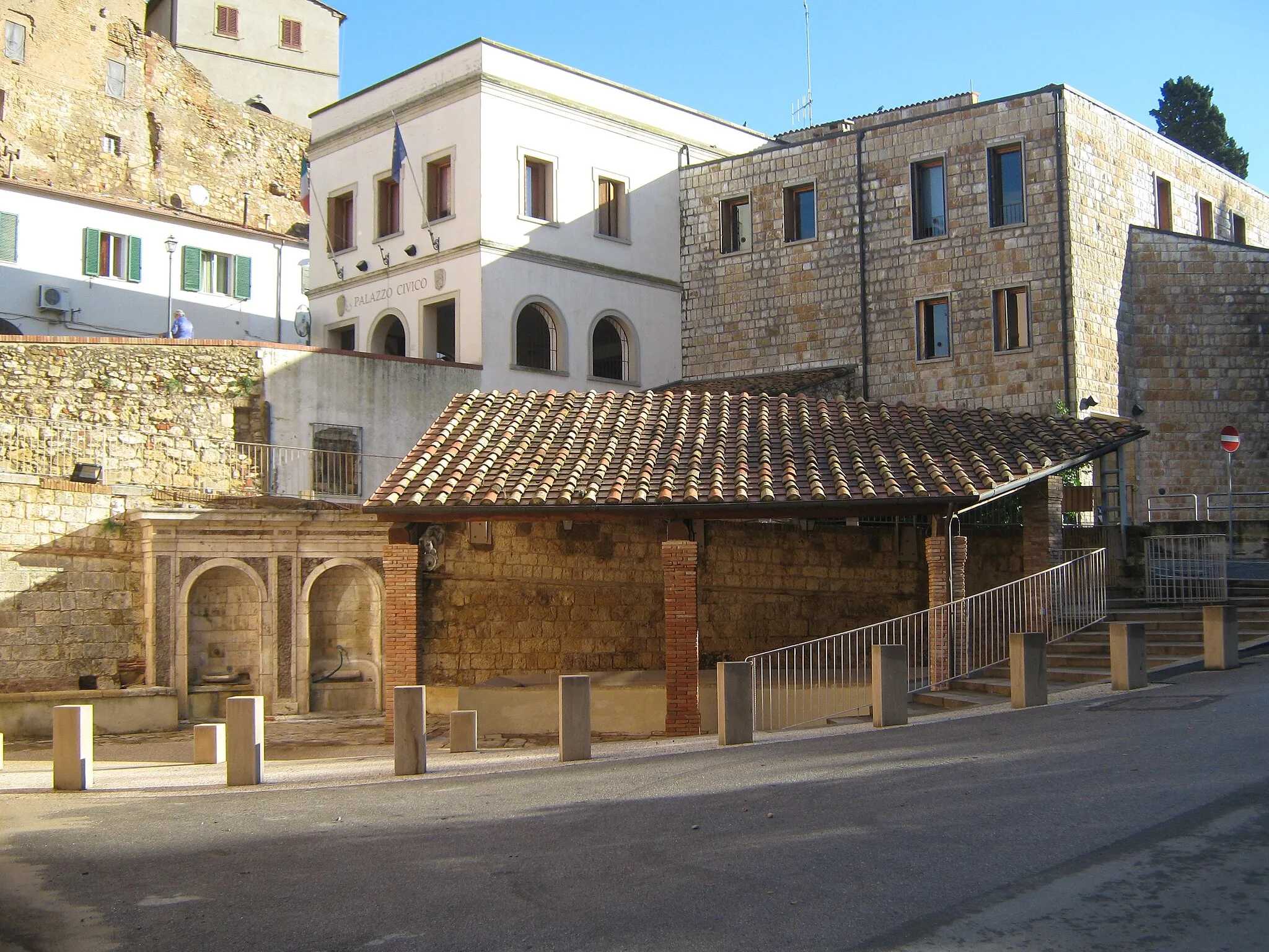 Photo showing: Bibbona, la parte inferiore della fonte di Bacco.