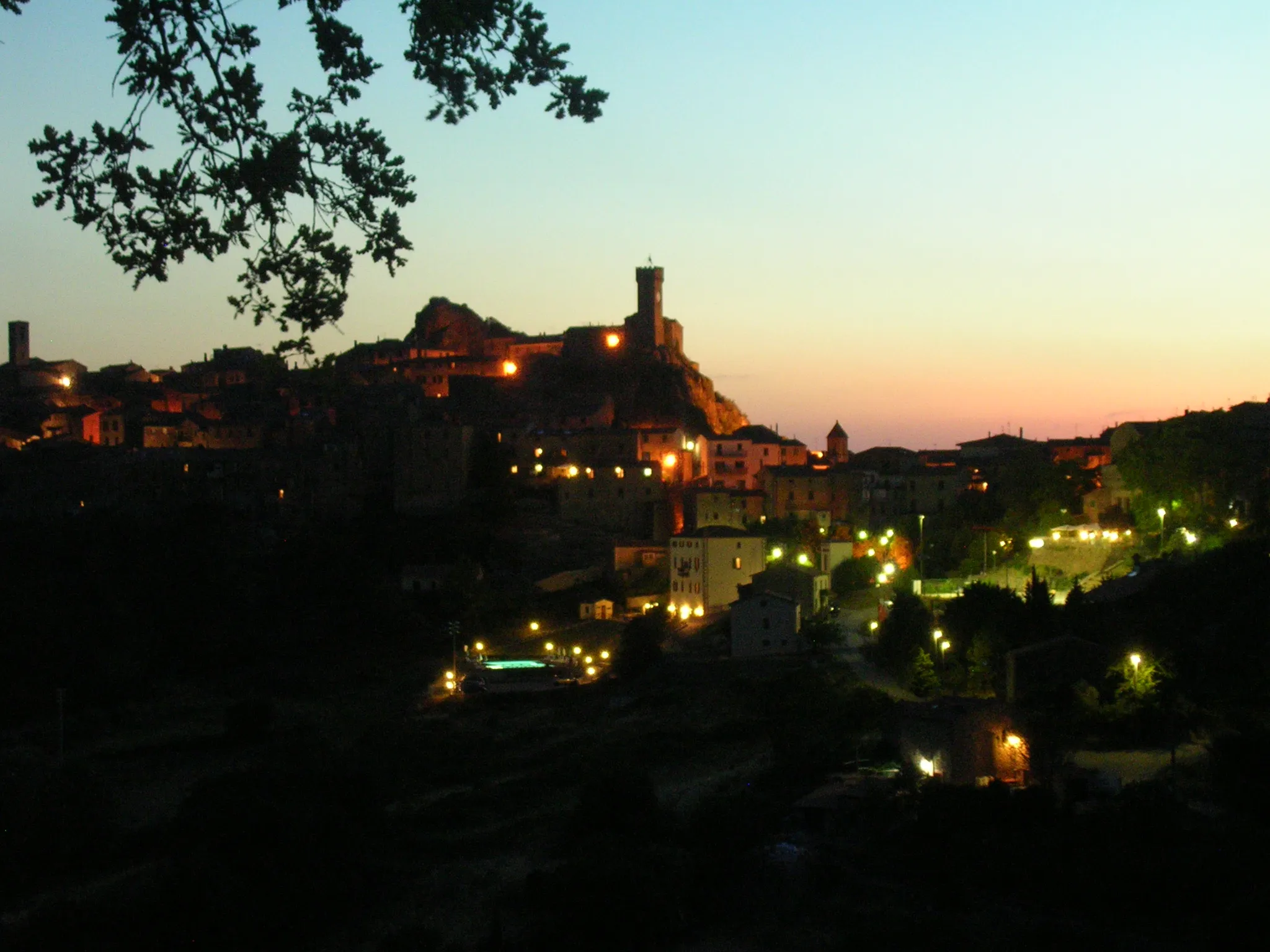 Photo showing: il paese di Roccatederighi in una sera di luglio 2006