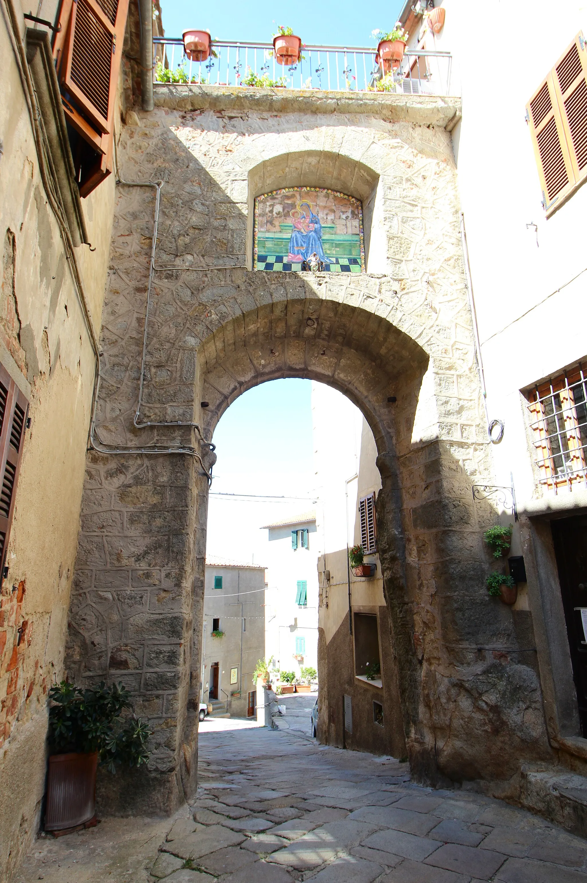 Photo showing: Porta del Madannino, defensive gate in Roccastrada, Maremma, Province of Grosseto, Tuscany, Italy