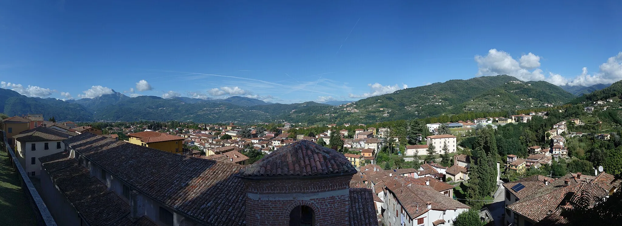 Photo showing: A panorama of Barga, Italy, as seen from Barga Cathedral.