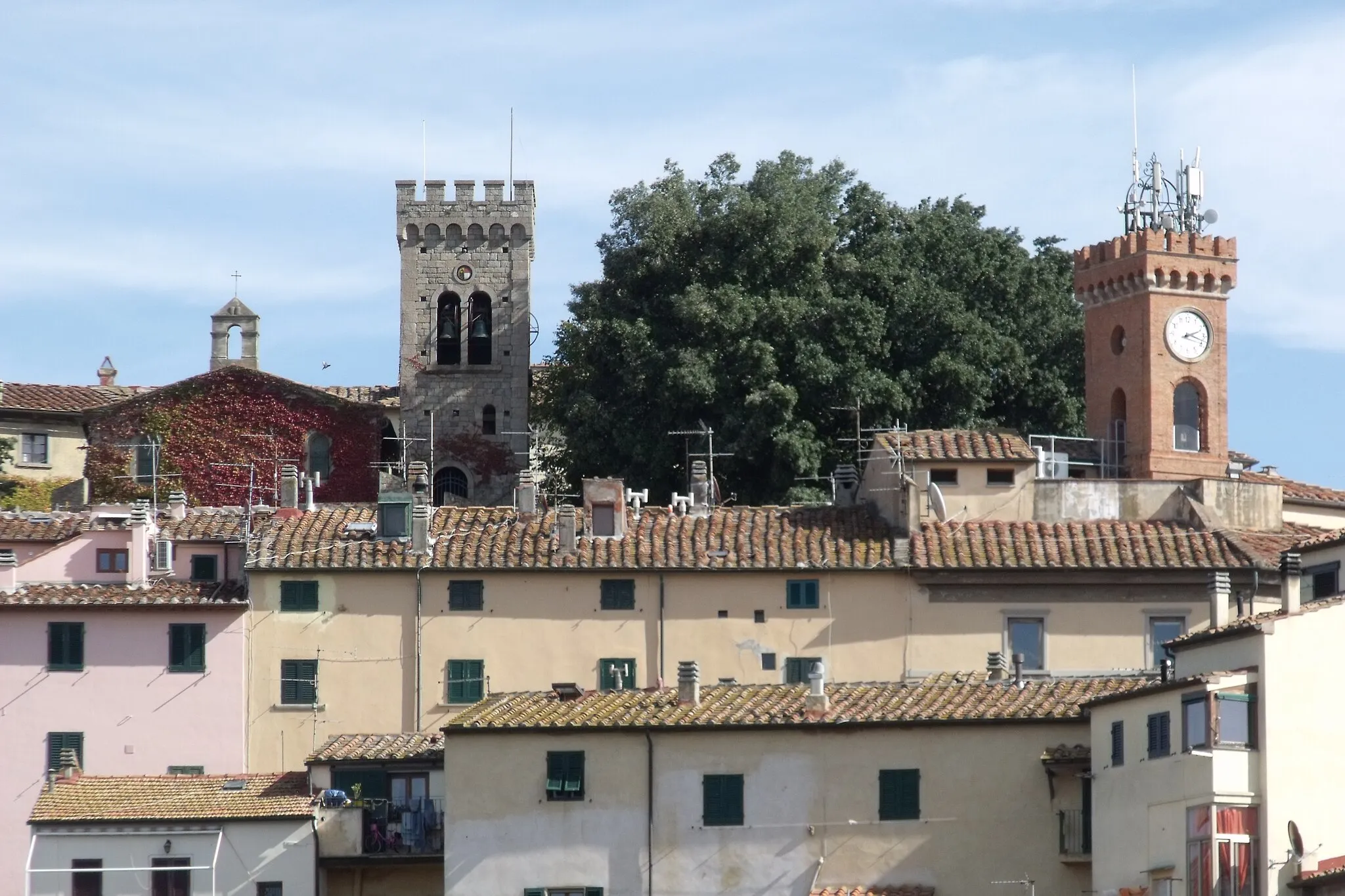 Photo showing: Panorama of Castagneto Carducci with the Propositura di San Lorenzo (left) and the town hall clock tower, Province of Livorno, Tuscany, Italy