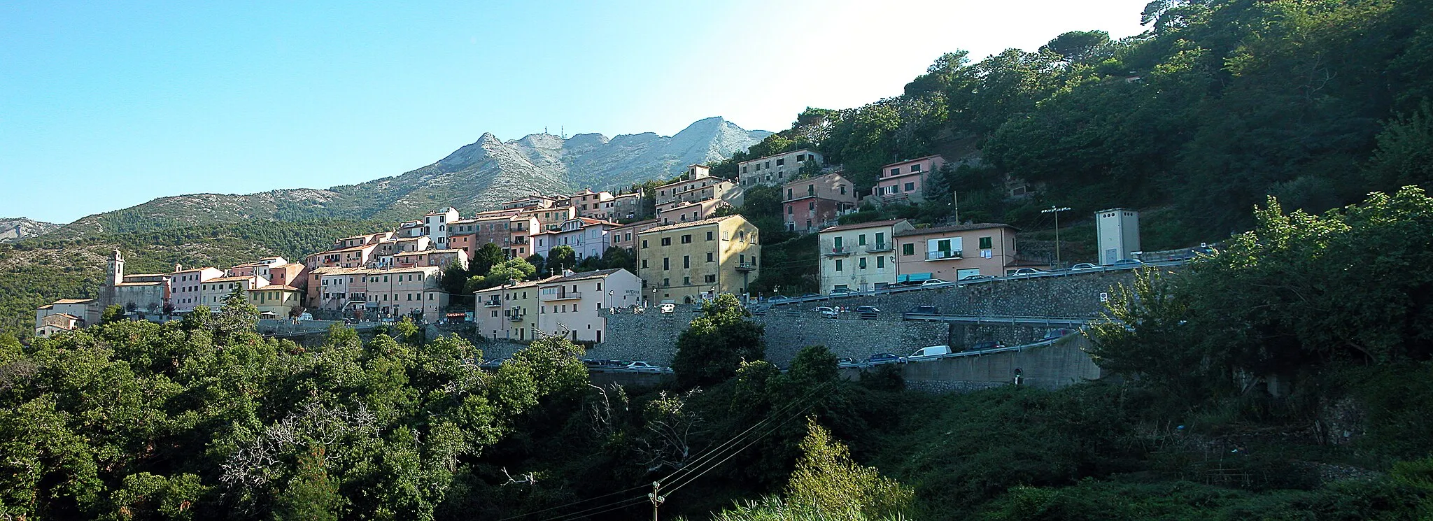 Photo showing: Panoramic view of Marciana Alta, Monte Corto and Monte Capanne massif.