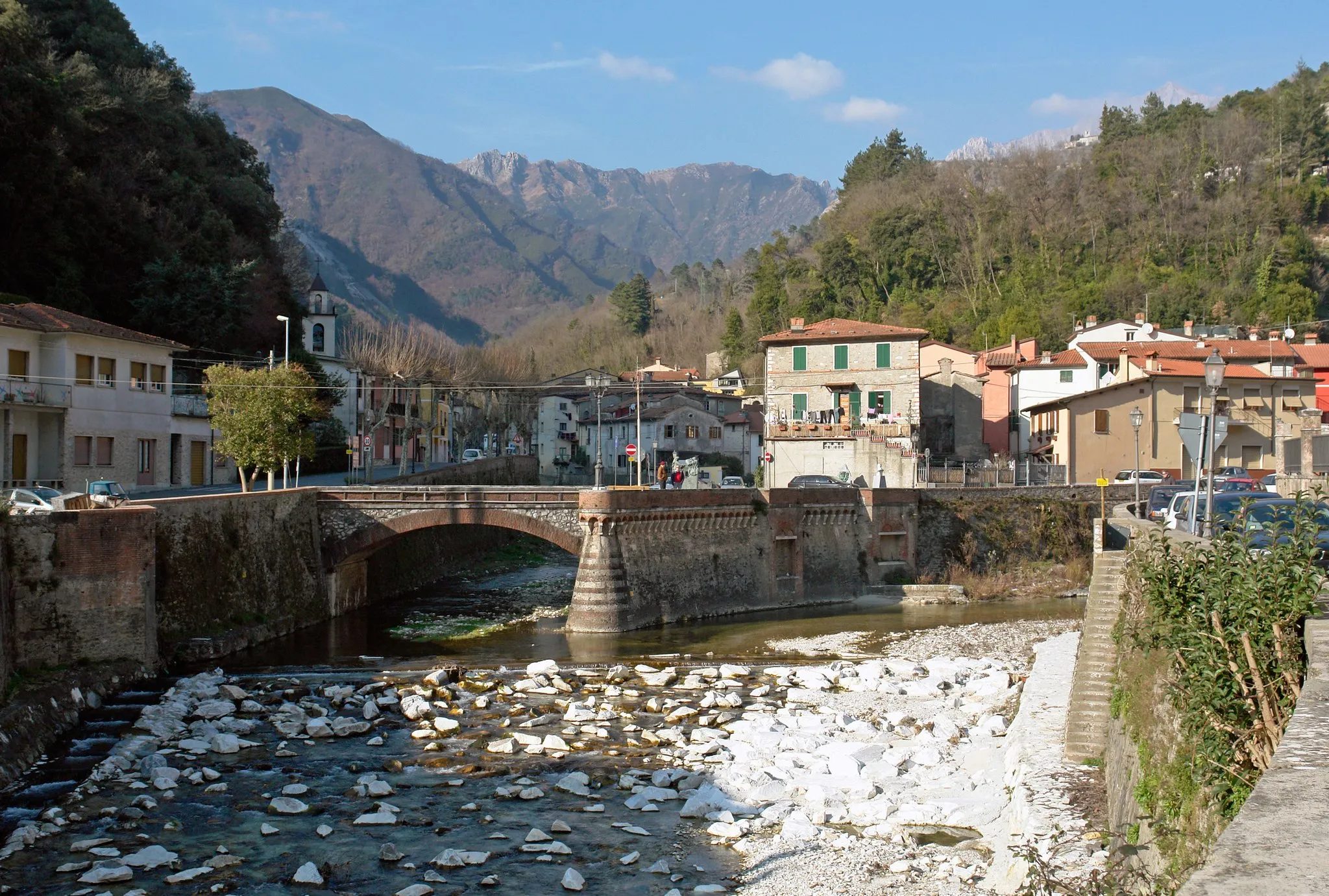 Photo showing: Seravezza, Am Fluss