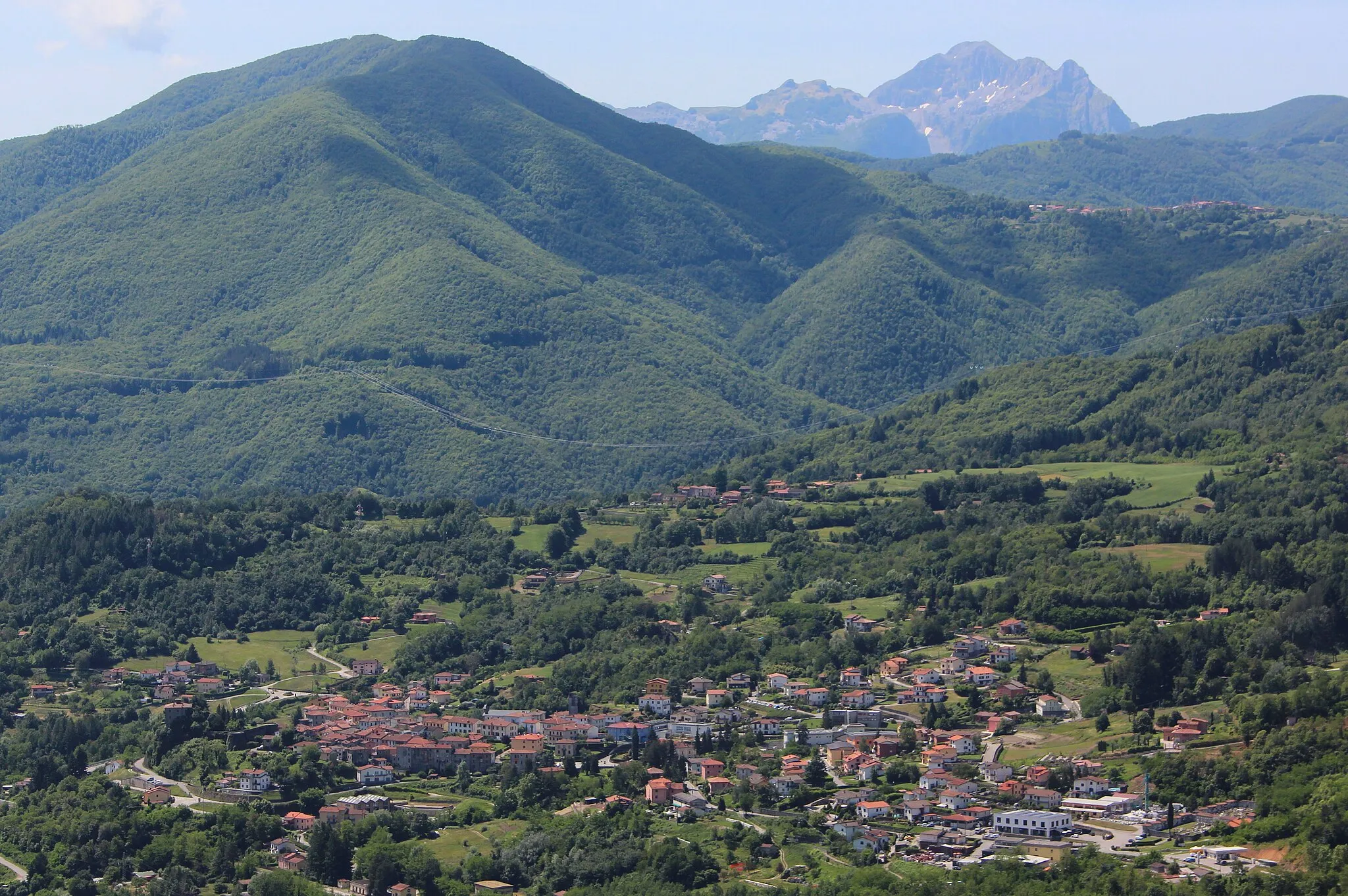 Photo showing: Panorama of Camporgiano, Province of Lucca, Tuscany, Italy