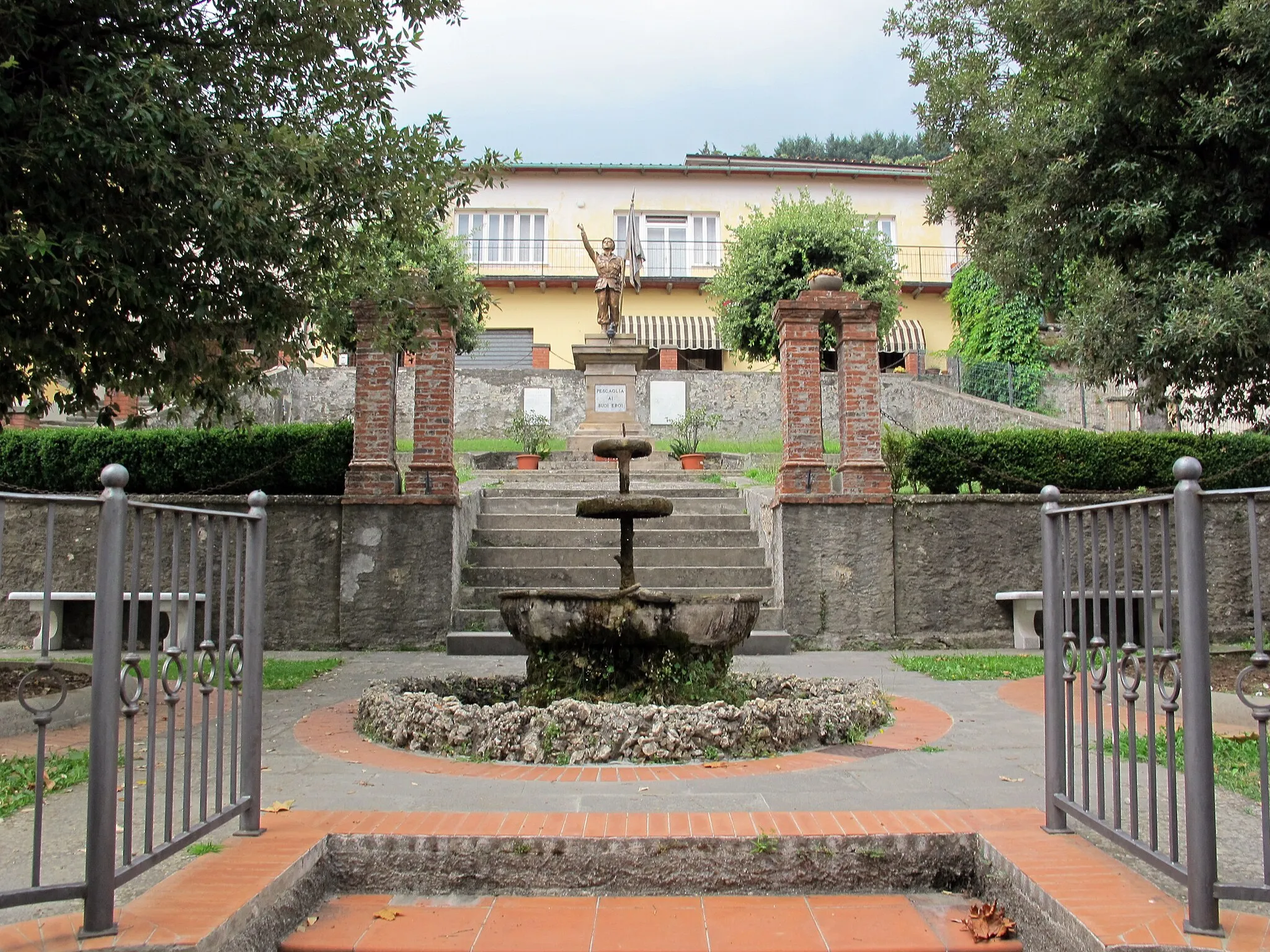Photo showing: Pescaglia, il Poggio, monumento ai caduti