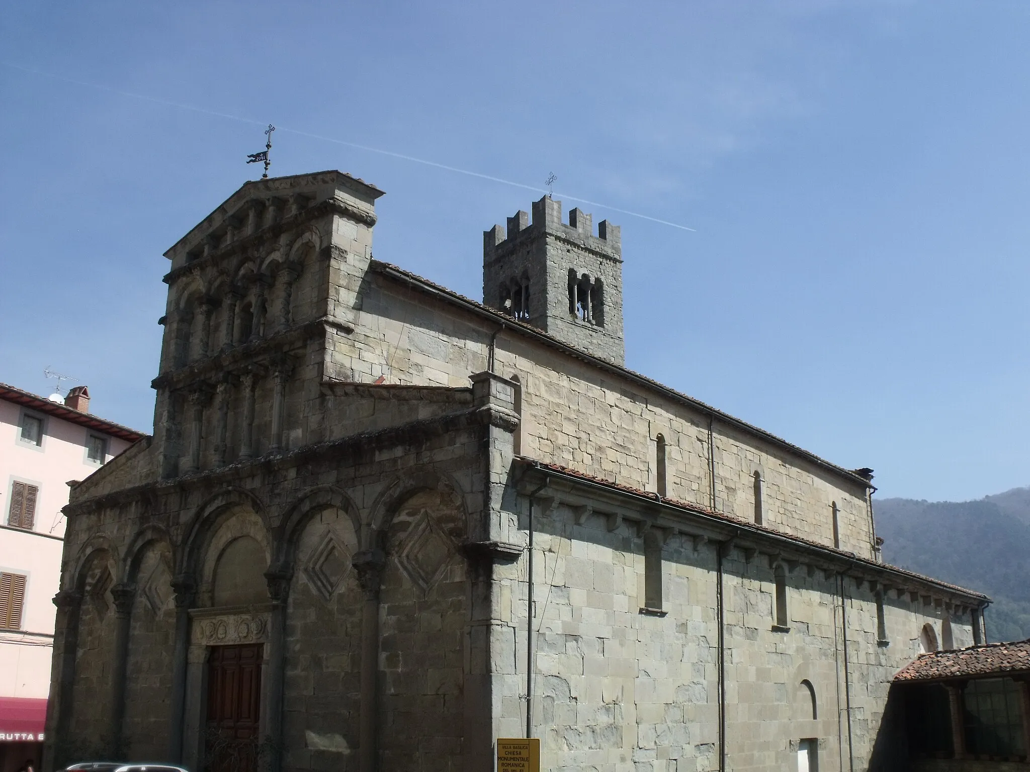 Photo showing: Church Pieve di Santa Maria Assunta in Villa Basilica, Province of Lucca, Tuscany, Italy