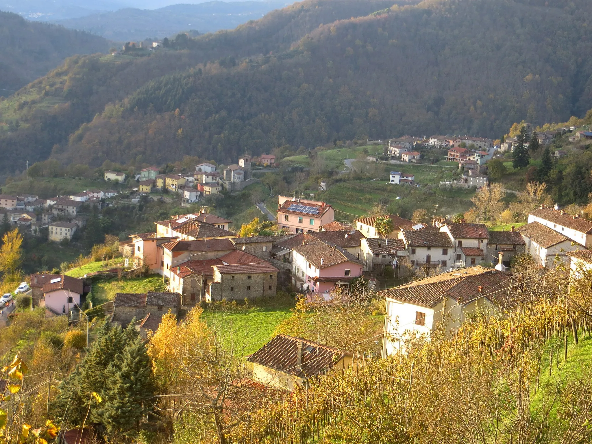 Photo showing: Panorama delle frazioni del comune di Fosciandora: in primo piano Fosciandora, sullo sfondo a sinistra Ceserana e a destra La Villa