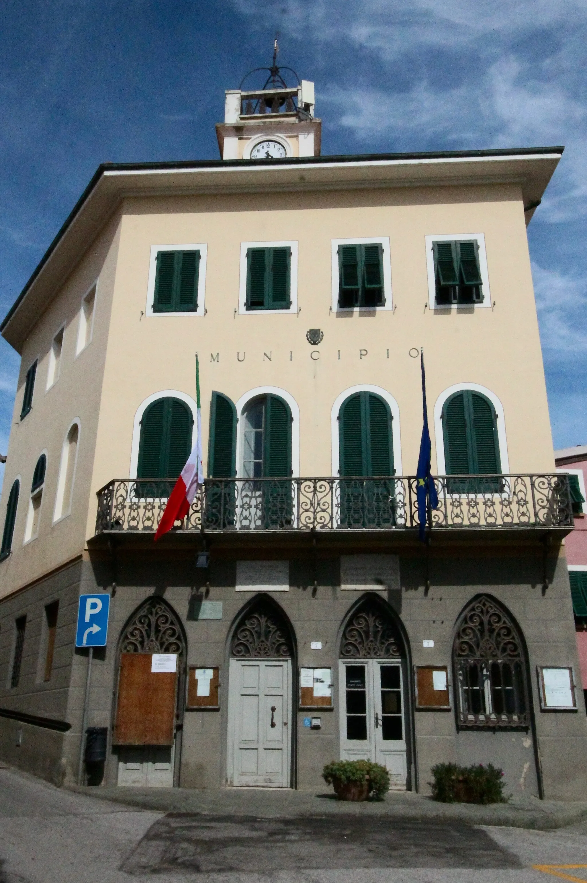 Photo showing: Town hall (Municipio) Palazzo Comunale, Riparbella, Province of Pisa, Tuscany, Italy