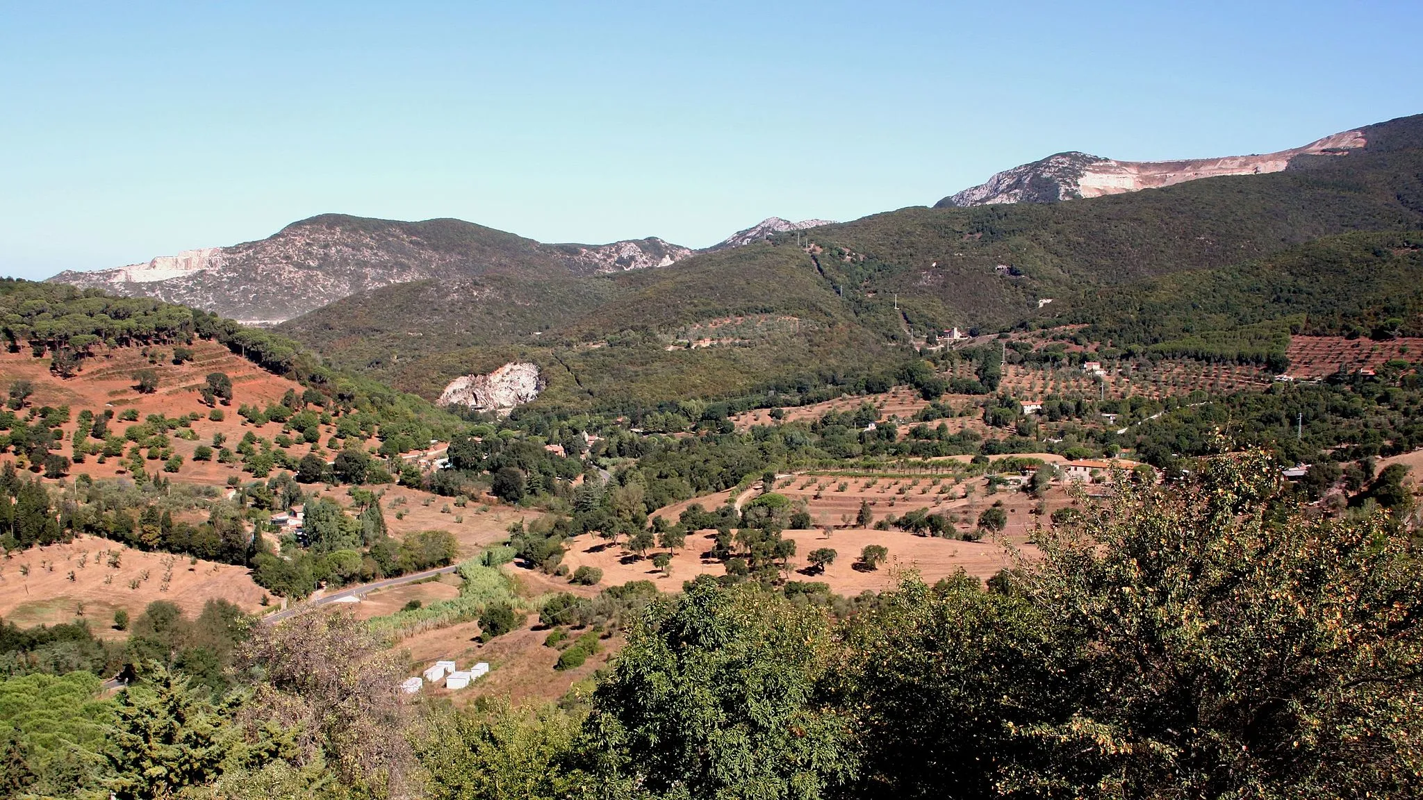 Photo showing: View from Campiglia Maritima castle to the Metalliferous Hills (ital. Colline Metallifere) with various quarries.