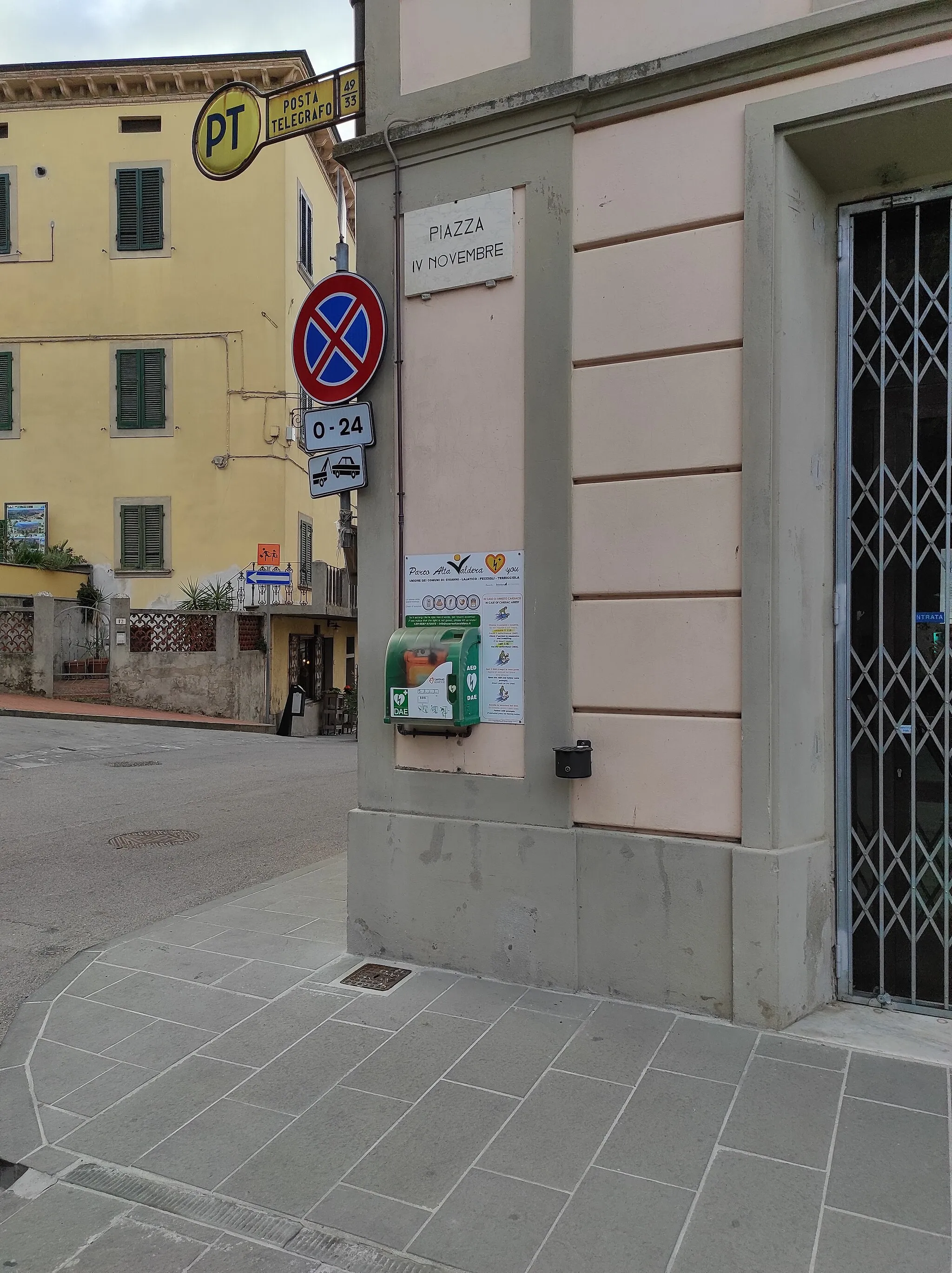 Photo showing: Defibrillatore pubblico, in Piazza 4 novembre a Chianni