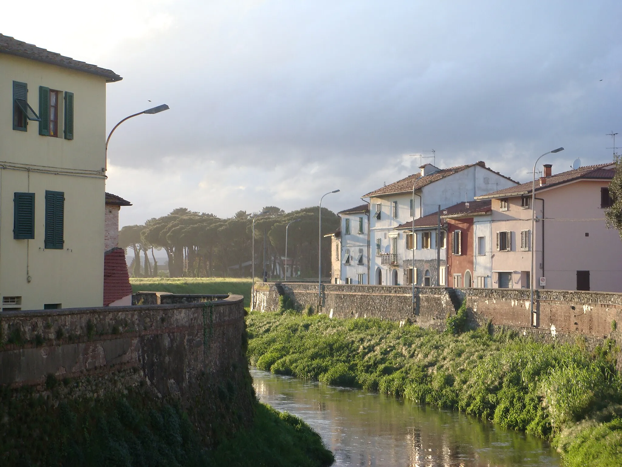 Photo showing: Il corso del Pescia di Pescia nel centro di Ponte Buggianese (Provincia di Pistoia, Italia)