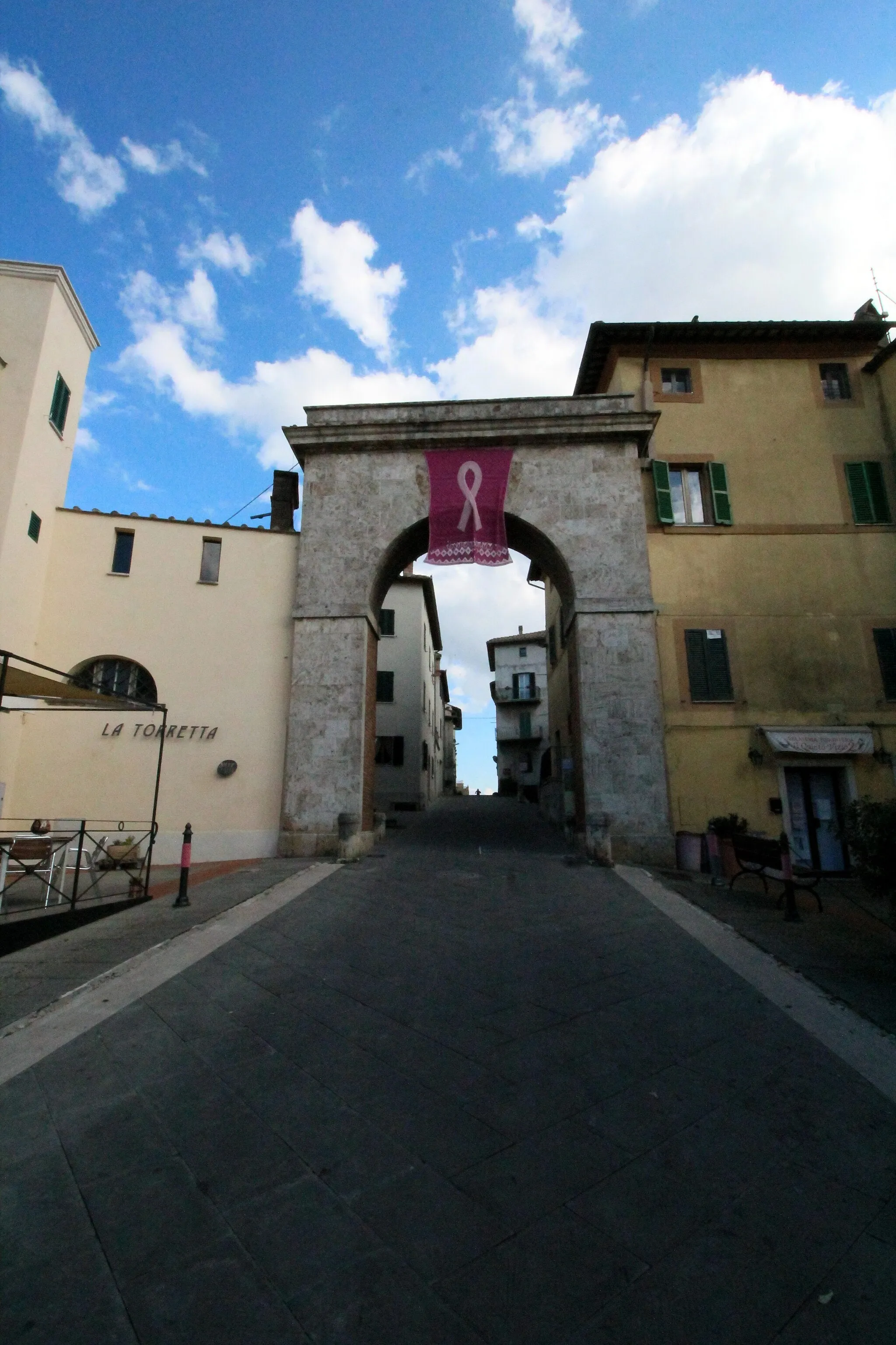 Photo showing: Porta Rivellini, defensive Gate in Chianciano, Municipality of Chianciano Terme, Province of Siena, Tuscany, Italy