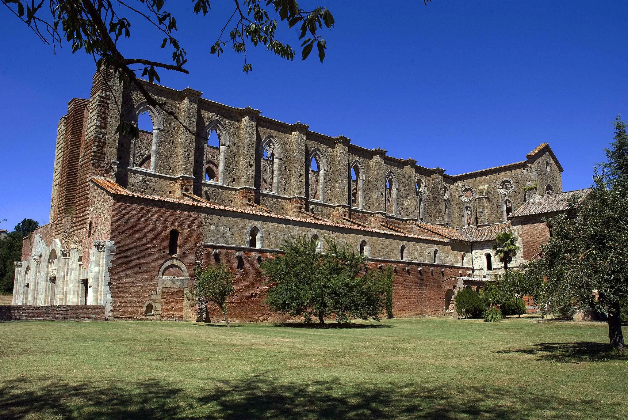 Photo showing: lato destro dell'abbazia di san galgano (Chiusdino)