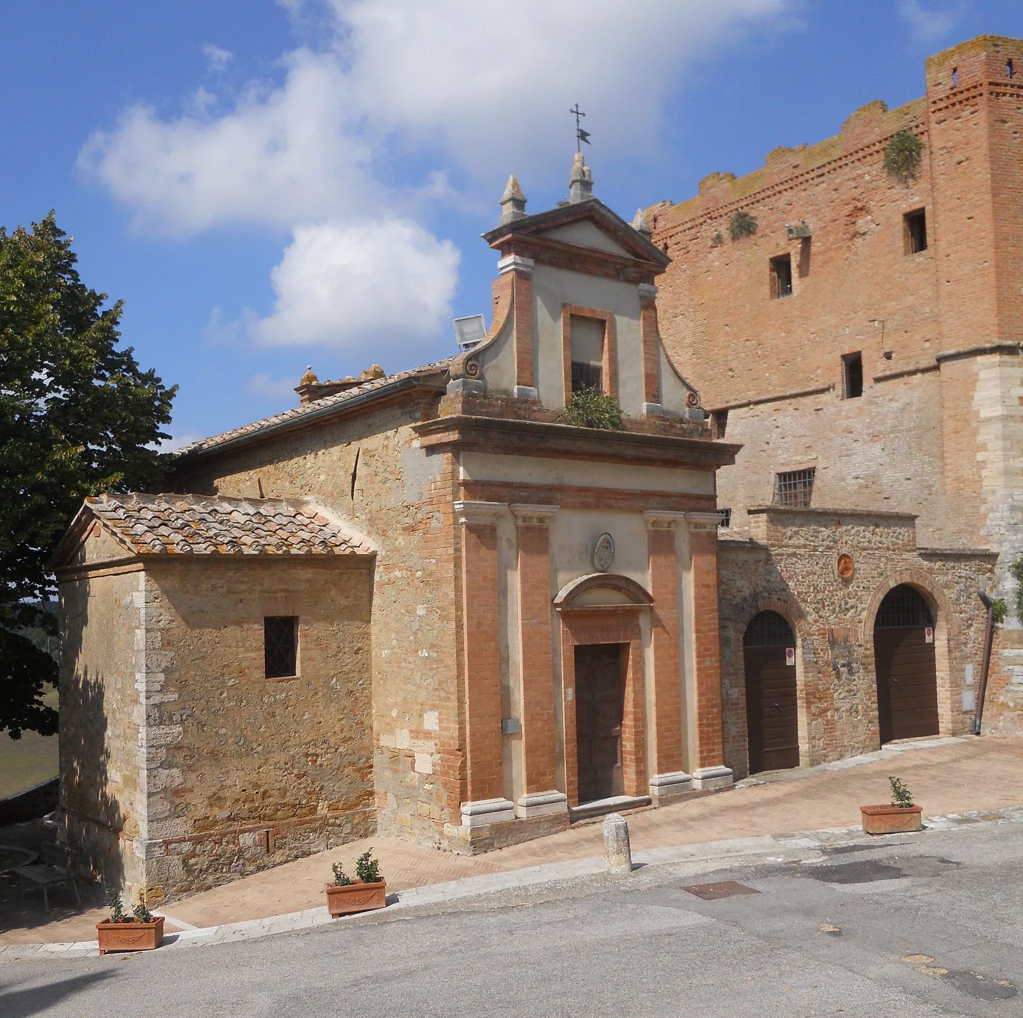 Photo showing: Esterno della chiesa di Sant'Antonio Abate, detta della Misericordia, in San Giovanni d'Asso.