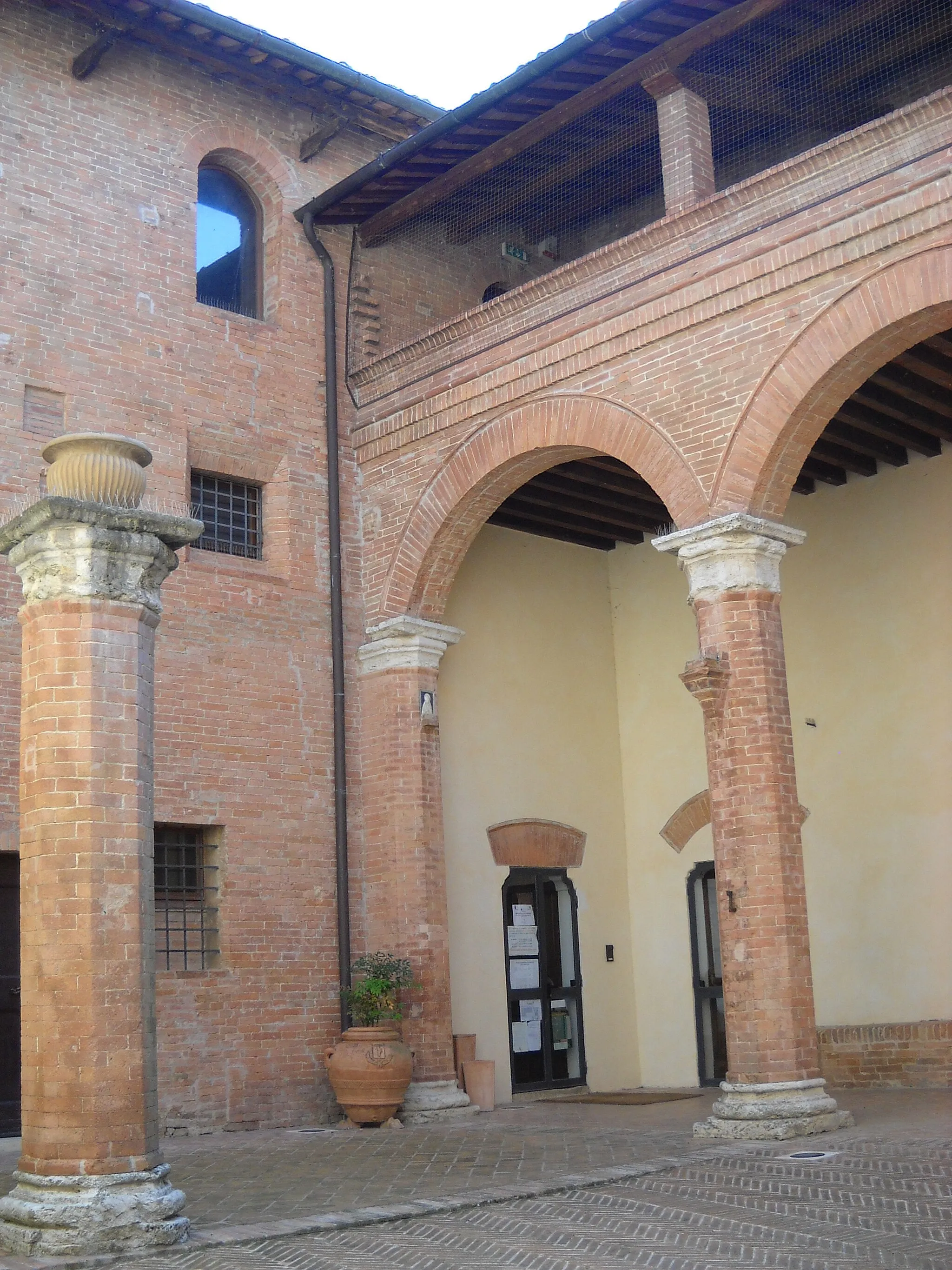 Photo showing: Il cortile interno del Castello (ora Museo del Tartufo) di San Giovanni d'Asso, in provincia di Siena.