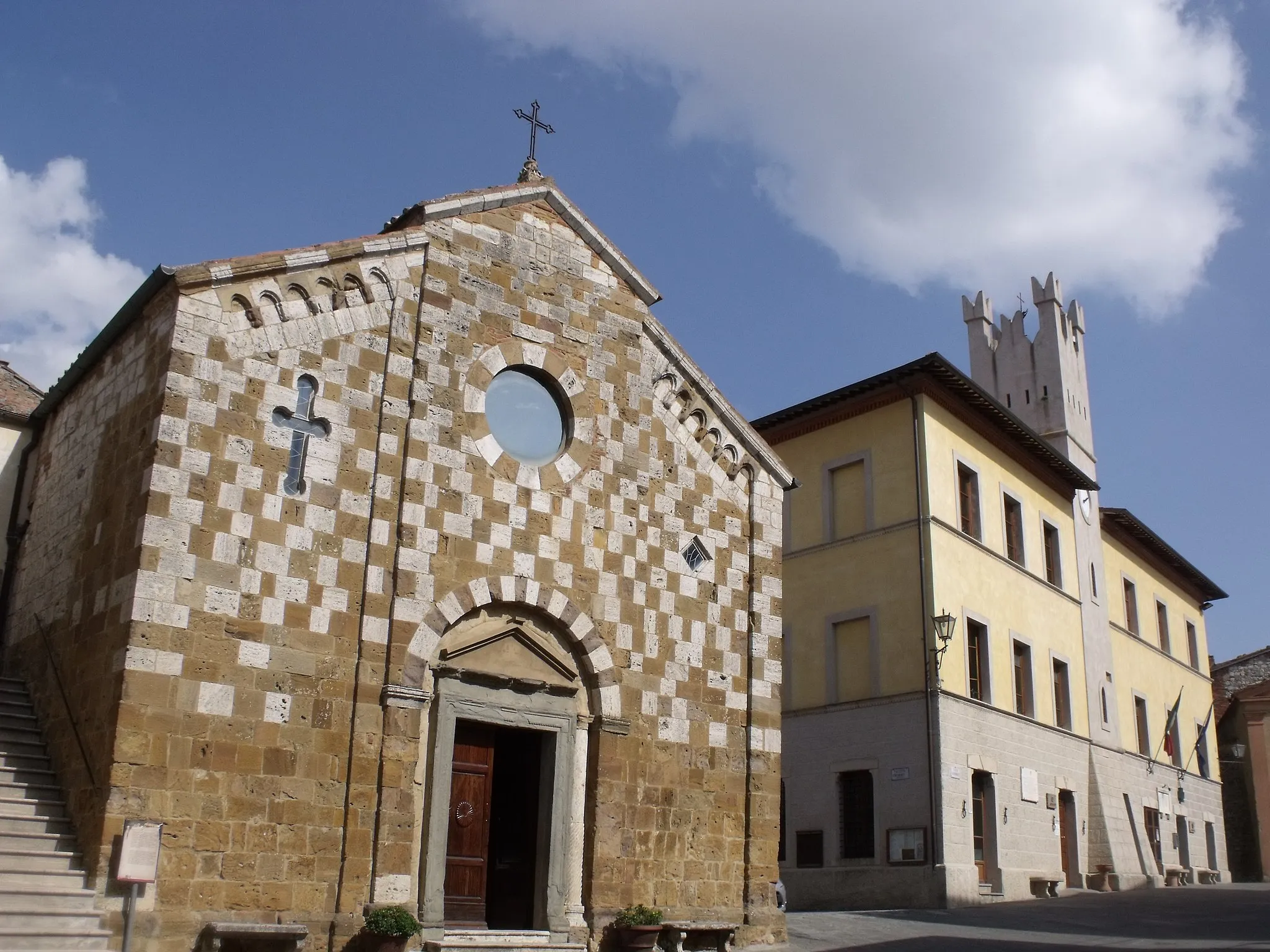 Photo showing: Church Chiesa dei Santi Pietro e Andrea and the Town Hall in Trequanda, Province of Siena, Tuscany, Italy