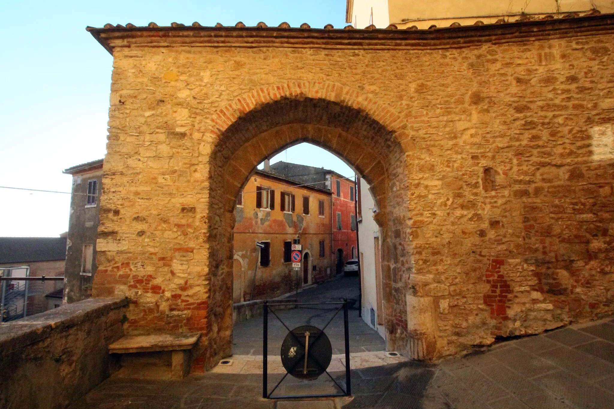 Photo showing: Porta Sant’Antonio, City Gate in Rapolano Terme, Province of Siena, Tuscany, Italy