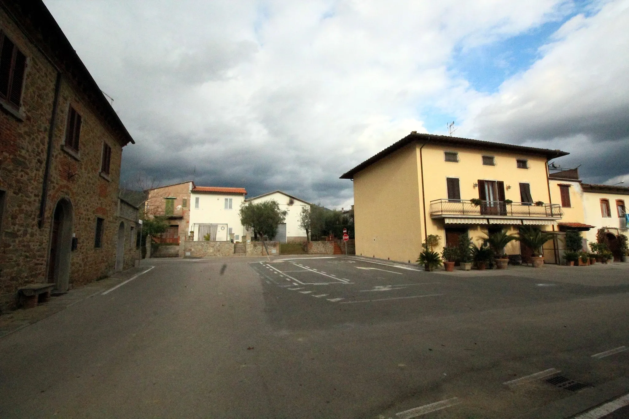 Photo showing: Piazza Amelio Vannelli, in Traiana, hamlet of Terranuova Bracciolini, Province of Arezzo, Tuscany, Italy