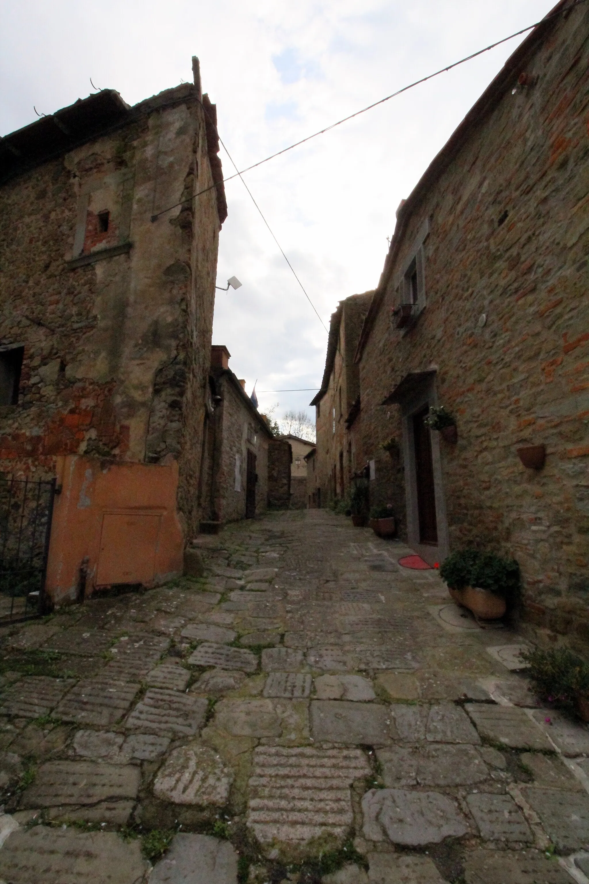 Photo showing: Street in the ex-castle of Campogialli, hamlet of Terranuova Bracciolini, Province of Tuscany, Italy