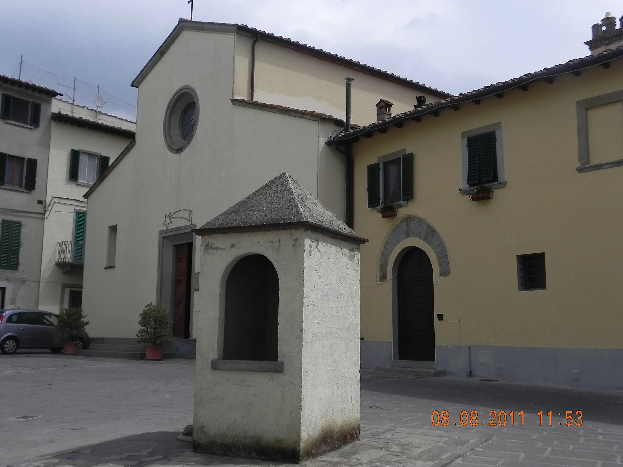 Photo showing: Chiesa di San Giustino e il pozzo della piazza