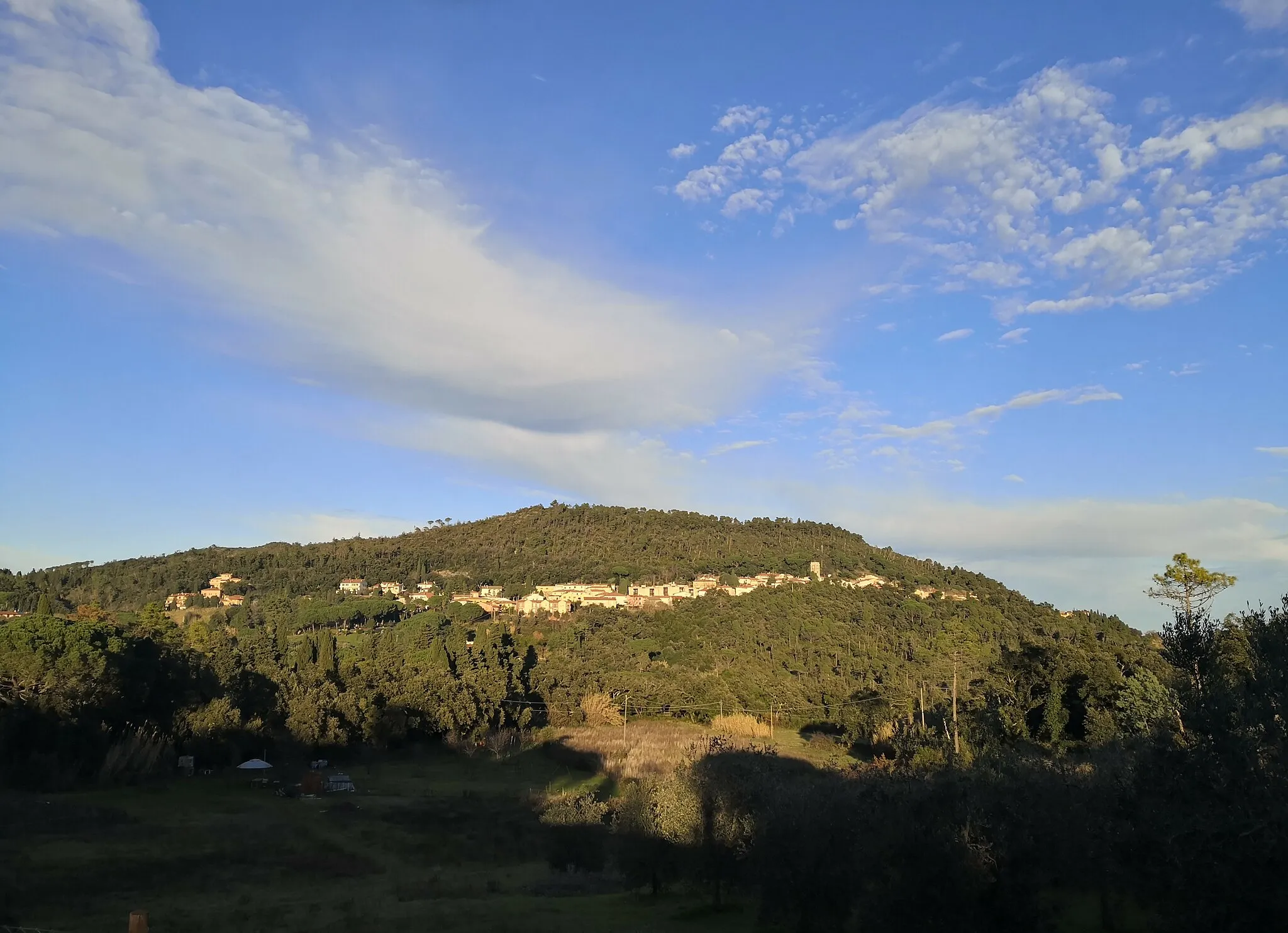Photo showing: Vista verso dalla SP-10 LI in prossimità della frazione del Gabbro.
Ben visibili nell'immagine sono il versante sud-occidentale del Poggio Pelato e la frazione del Gabbro.