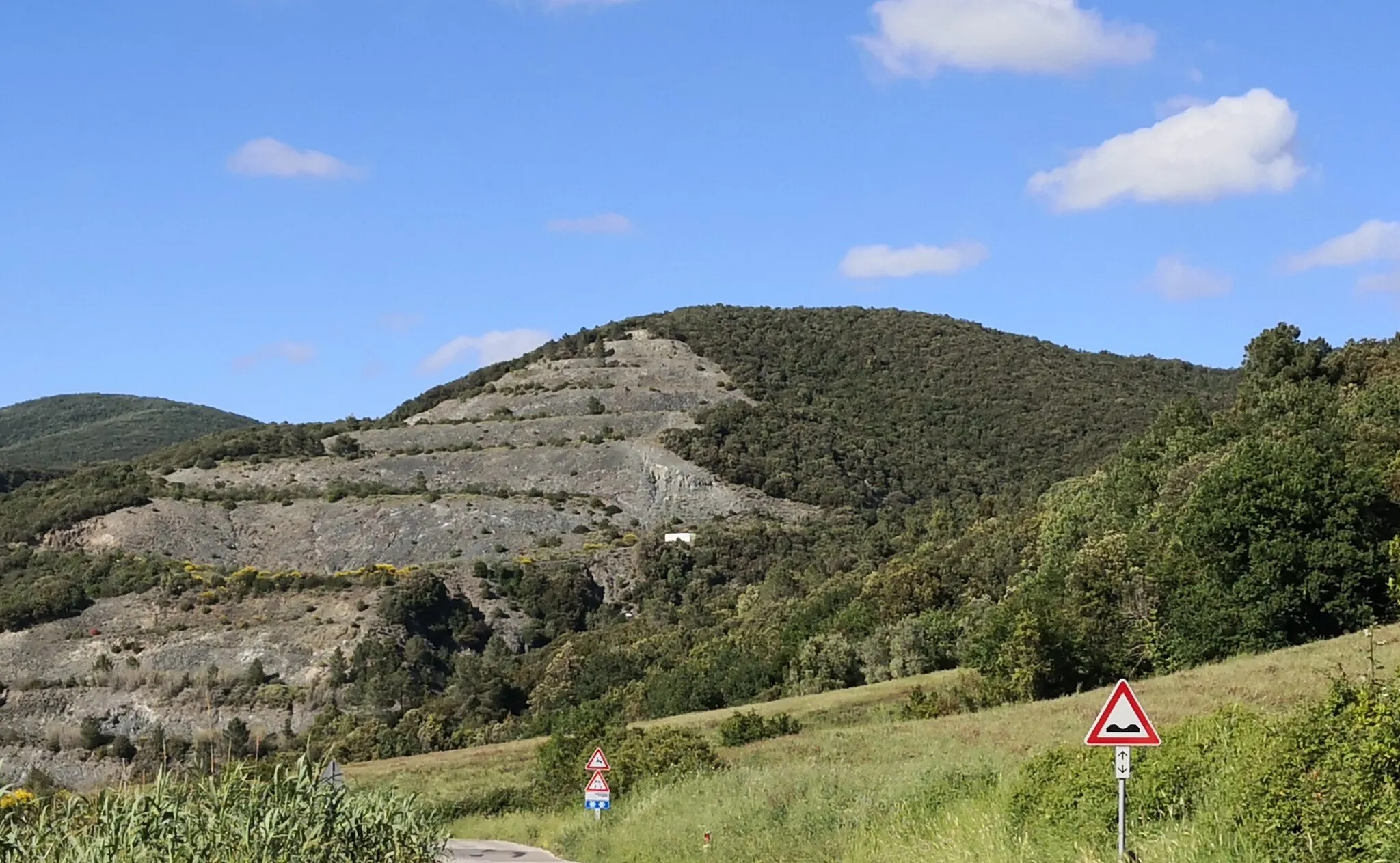 Photo showing: Il Poggio la Penna visto dalla Strada Provinciale del Commercio.