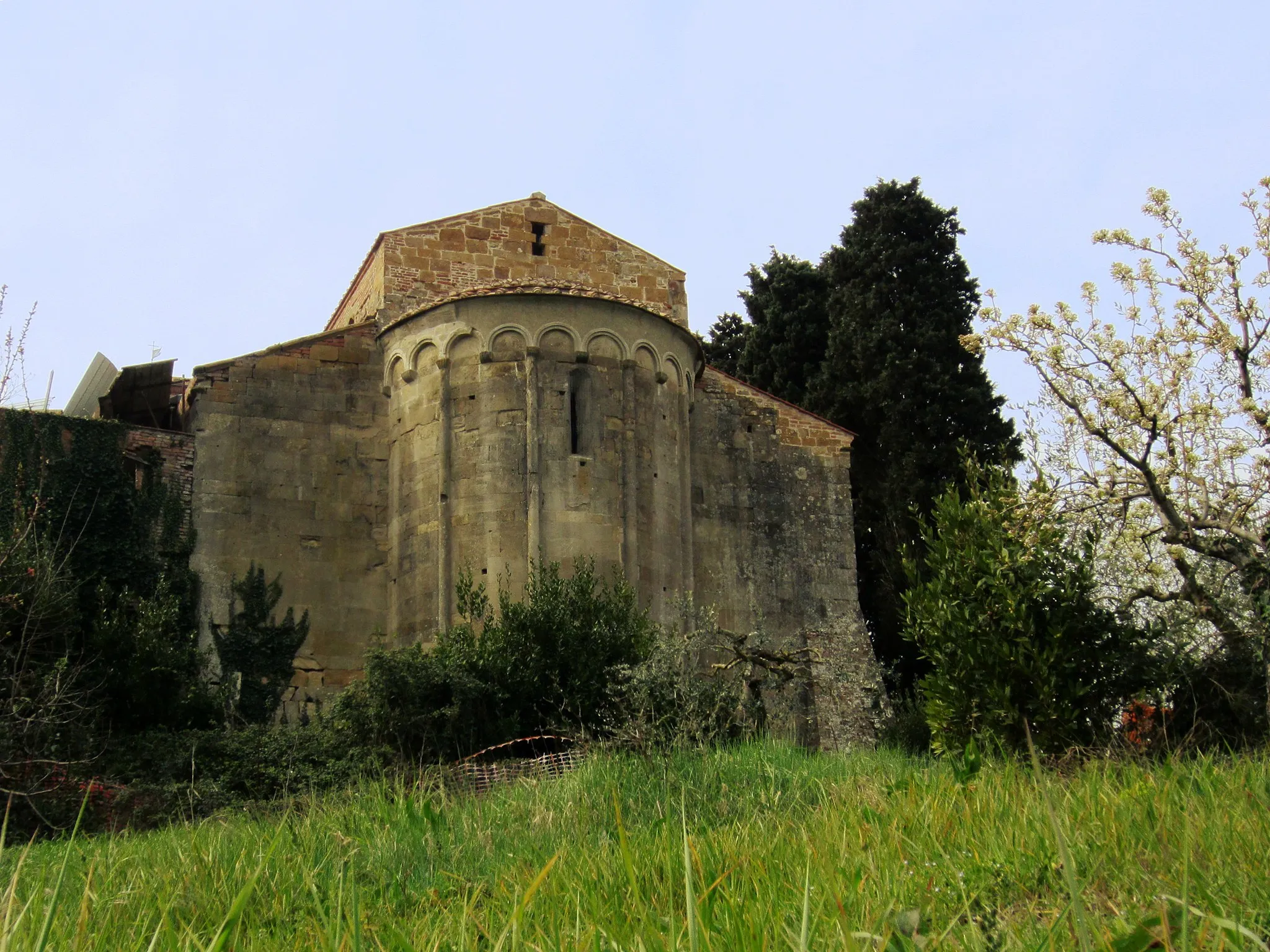 Photo showing: Pieve dei Santi Pietro e Paolo a Coiano (abside), nel comune di Castelfiorentino, in provincia di Firenze.