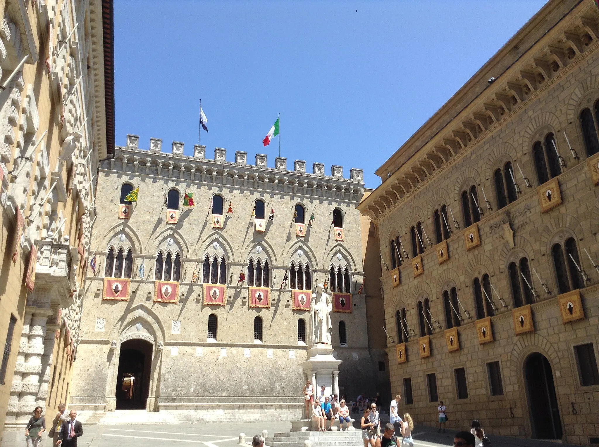 Photo showing: Palazzo Salimbeni imbandierato durante i quattro giorni del palio del 2 luglio 2016