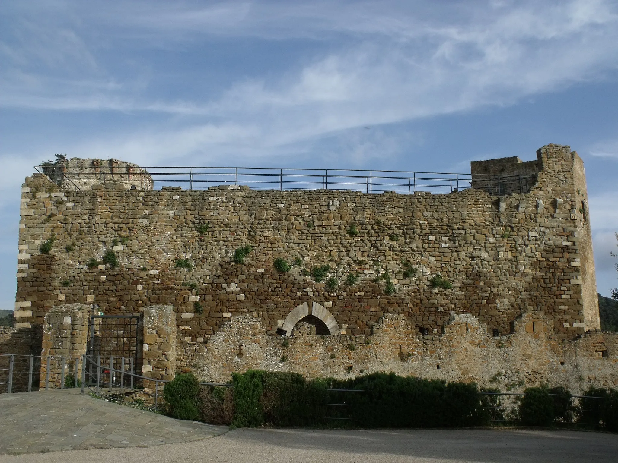 Photo showing: The Scarlino Castle of the Aldobrandeschi (Rocca Aldobrandesca) in Scalino, Maremma, Province of Grosseto, Tuscany, Italy