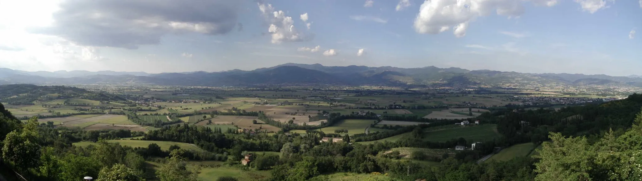 Photo showing: Haute vallée du Tibre prise de Citerna(Ombrie)