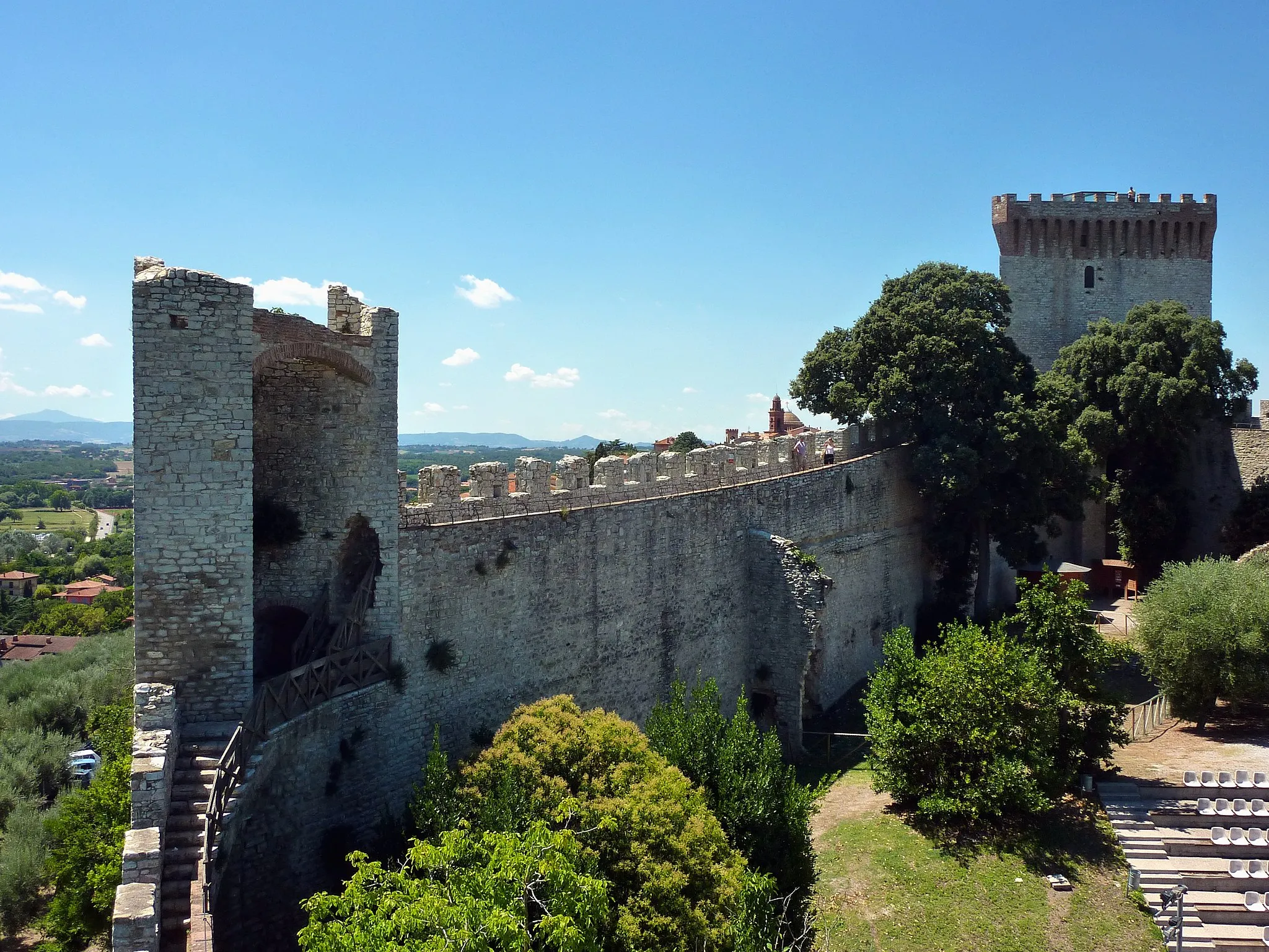 Photo showing: View of the fortress at Castiglione del Lago, Italy.