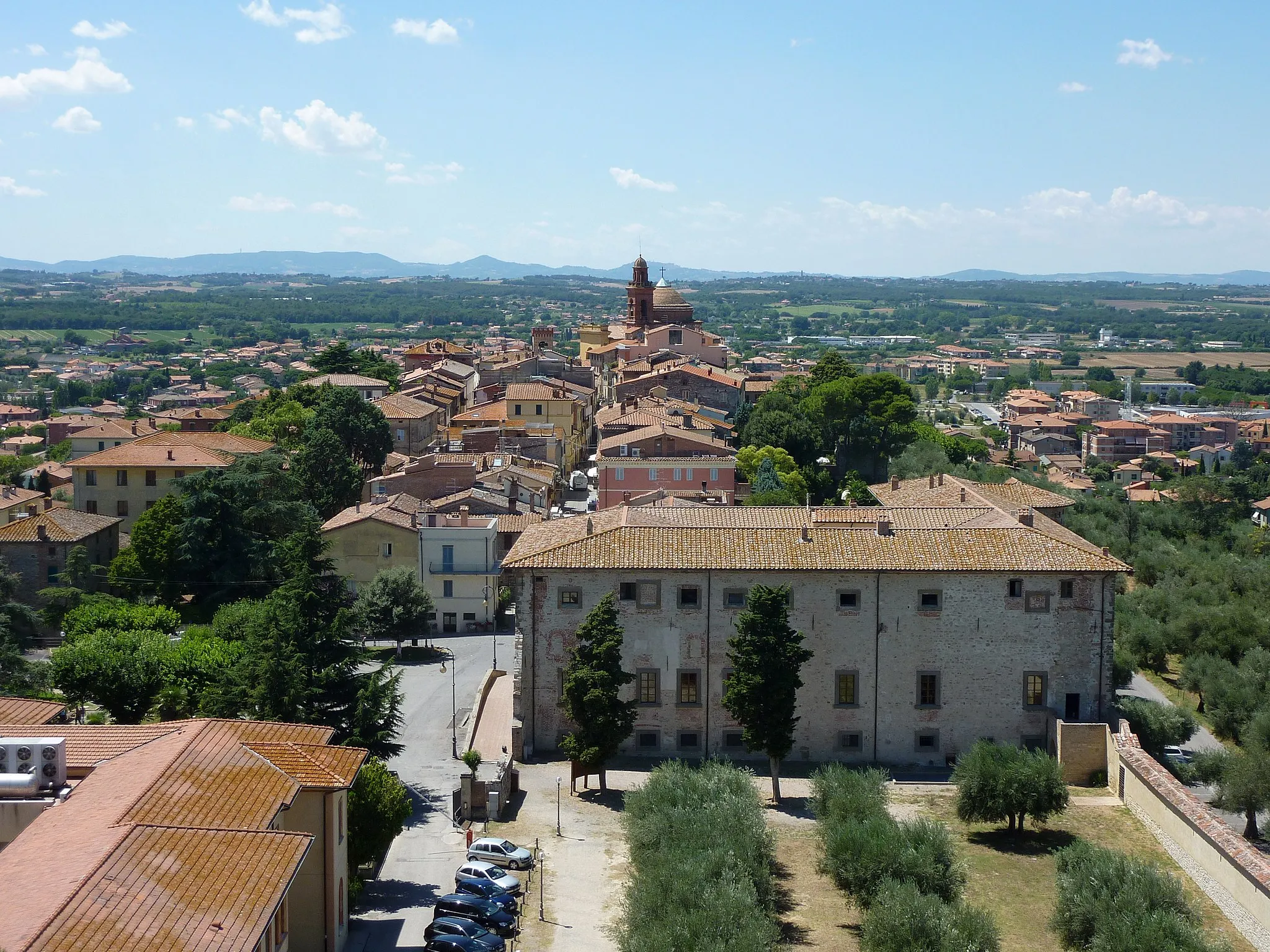 Photo showing: Old town of Castiglione del Lago  and surrounding, seen from the fortress.