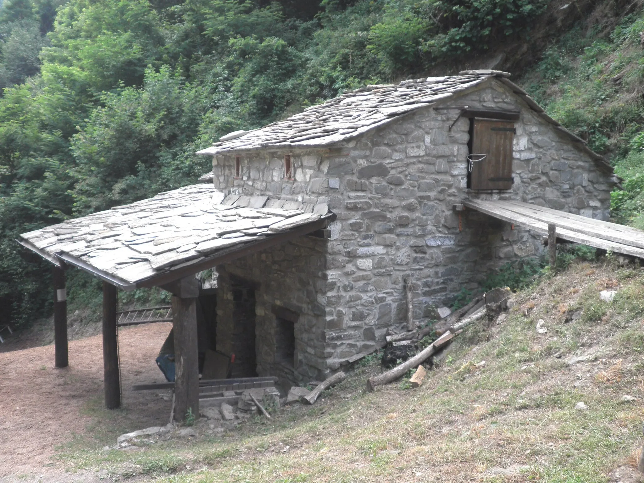 Photo showing: Un metato per l'essiccazione delle castagne (poi le castagne secche vengono trasformate in farina) in località Orsigna (Pistoia) - Italia
