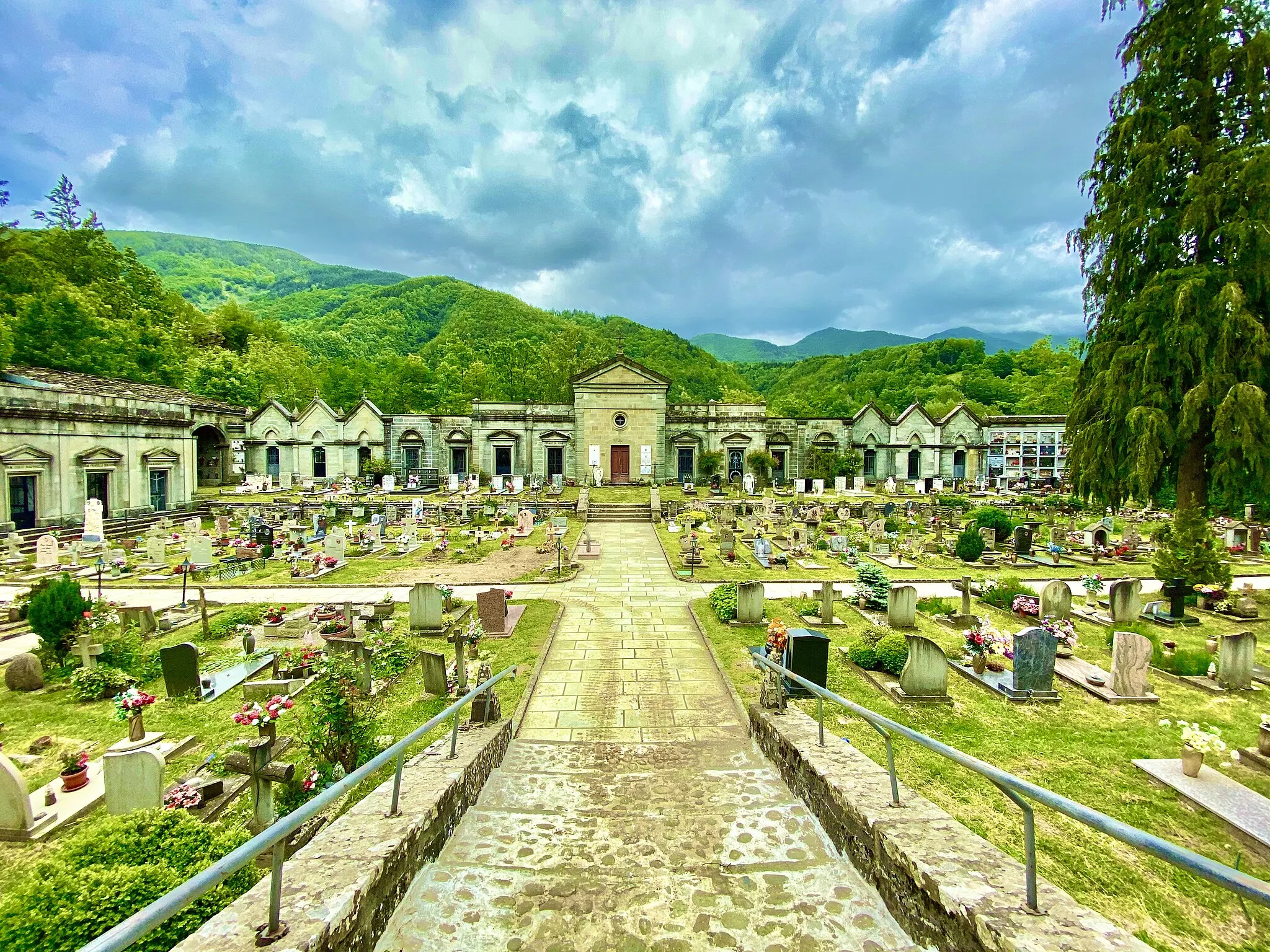 Photo showing: Cimitero di Fiumalbo.