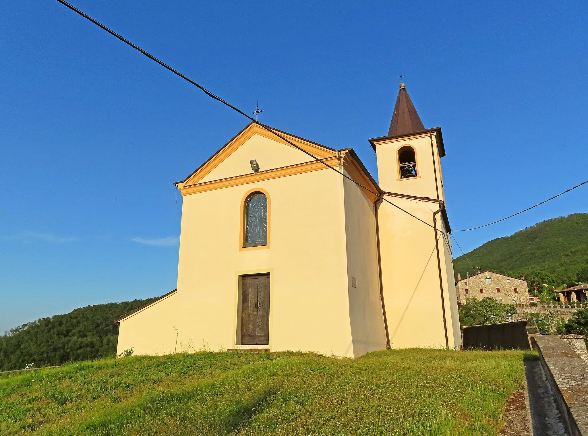 Photo showing: Facciata e lato sud della chiesa dei Santi Gervaso e Protaso