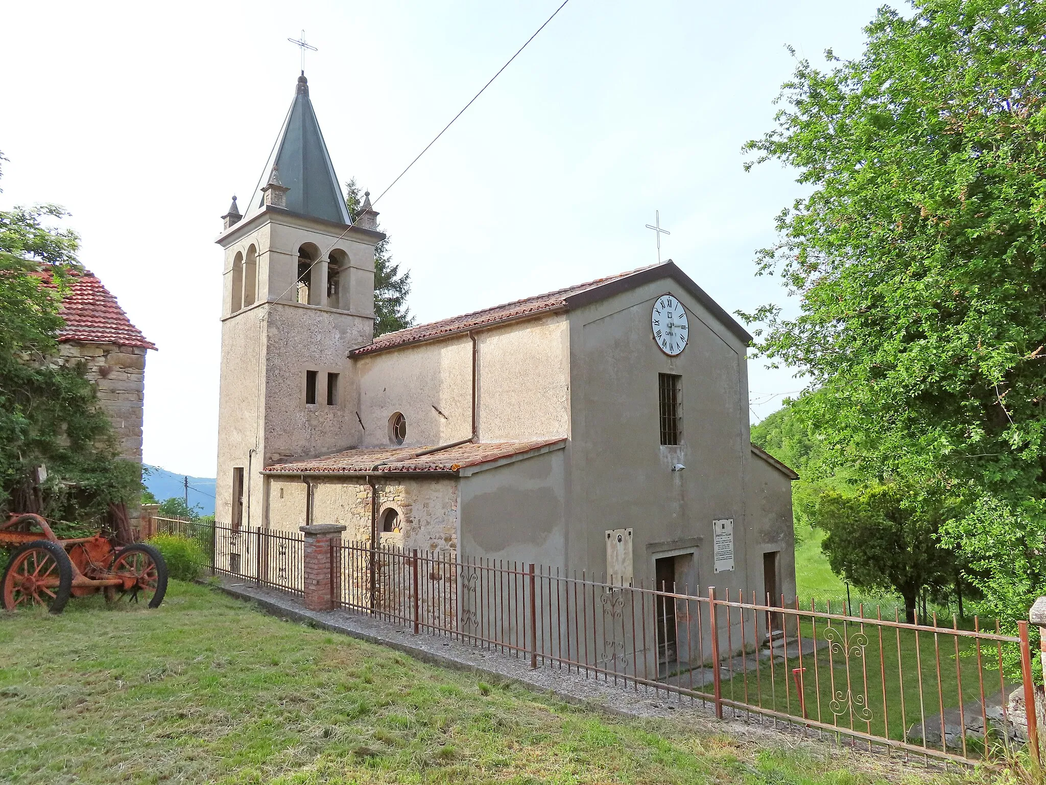 Photo showing: Facciata e lato sud della chiesa dell'Annunciazione di Maria Vergine