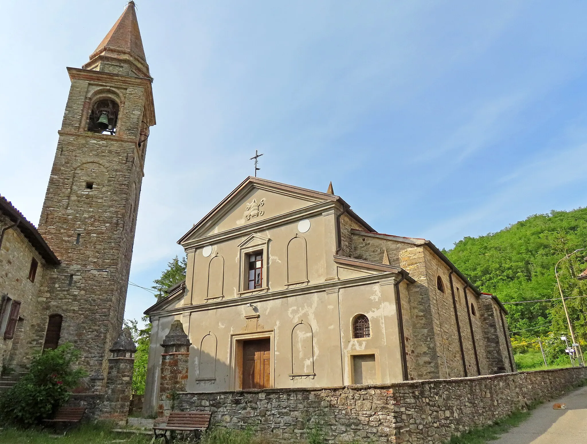 Photo showing: Facciata e campanile della chiesa di San Pietro Apostolo